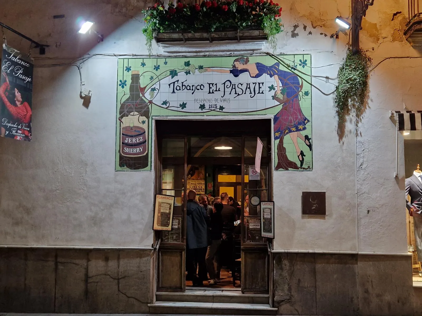 Der Eingang einer Bar mit einem historischen Schild