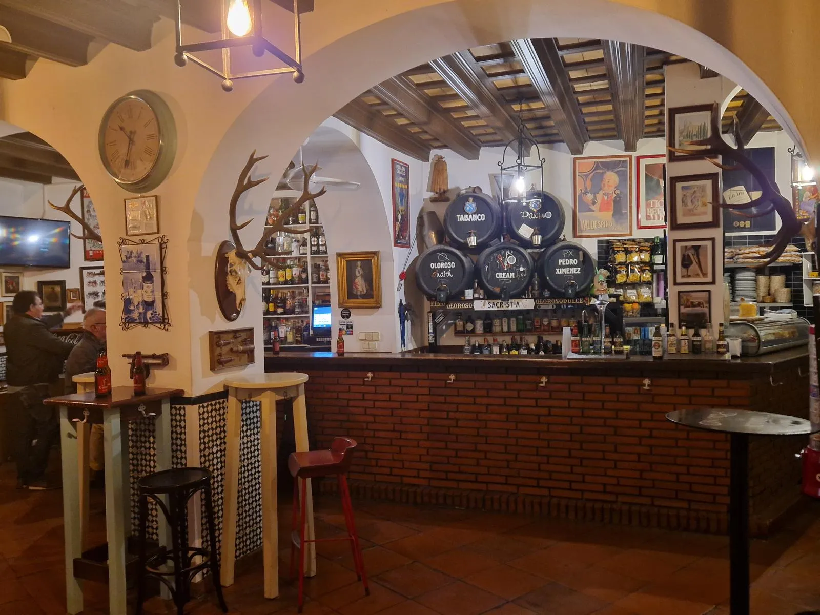 Blick auf die Bar einer traditionellen Sherry-Kneipe