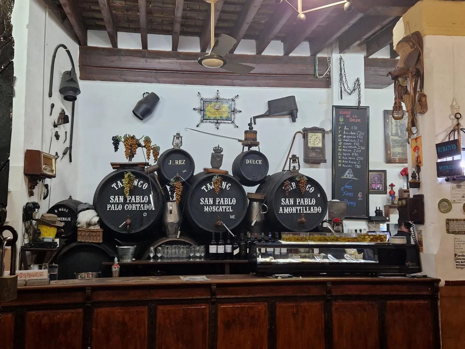 Uriges Interieur einer Sherry-Bar in Jerez de la Frontera