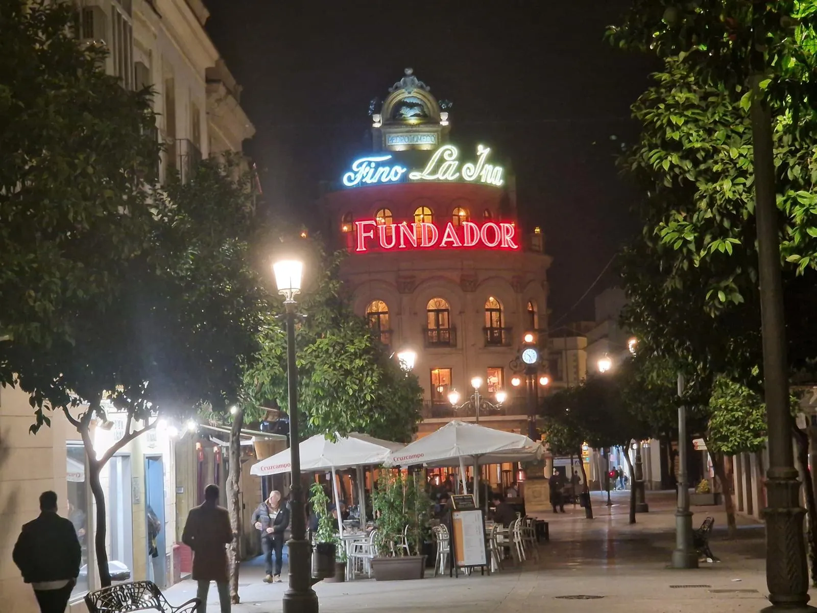 Leuchtreklamen an einem historischen Gebäude bei Nacht