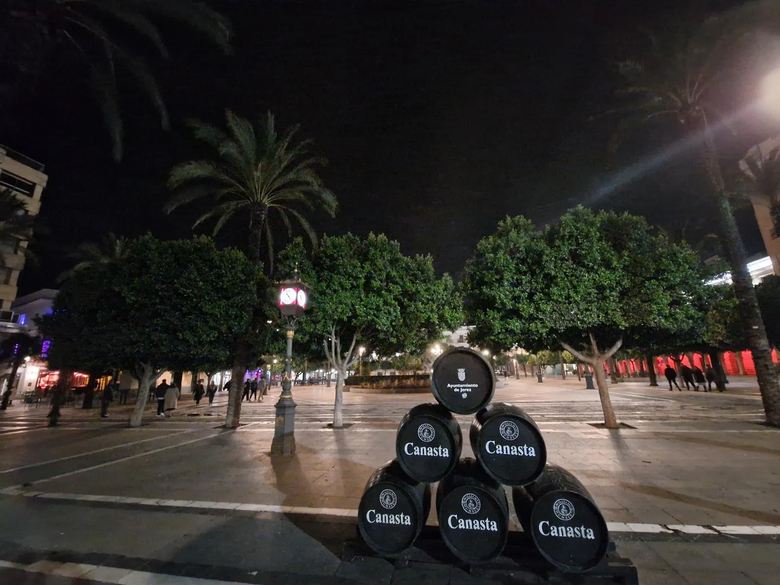 Eine Deko-Solera schmückt einen Platz in Jerez de la Frontera