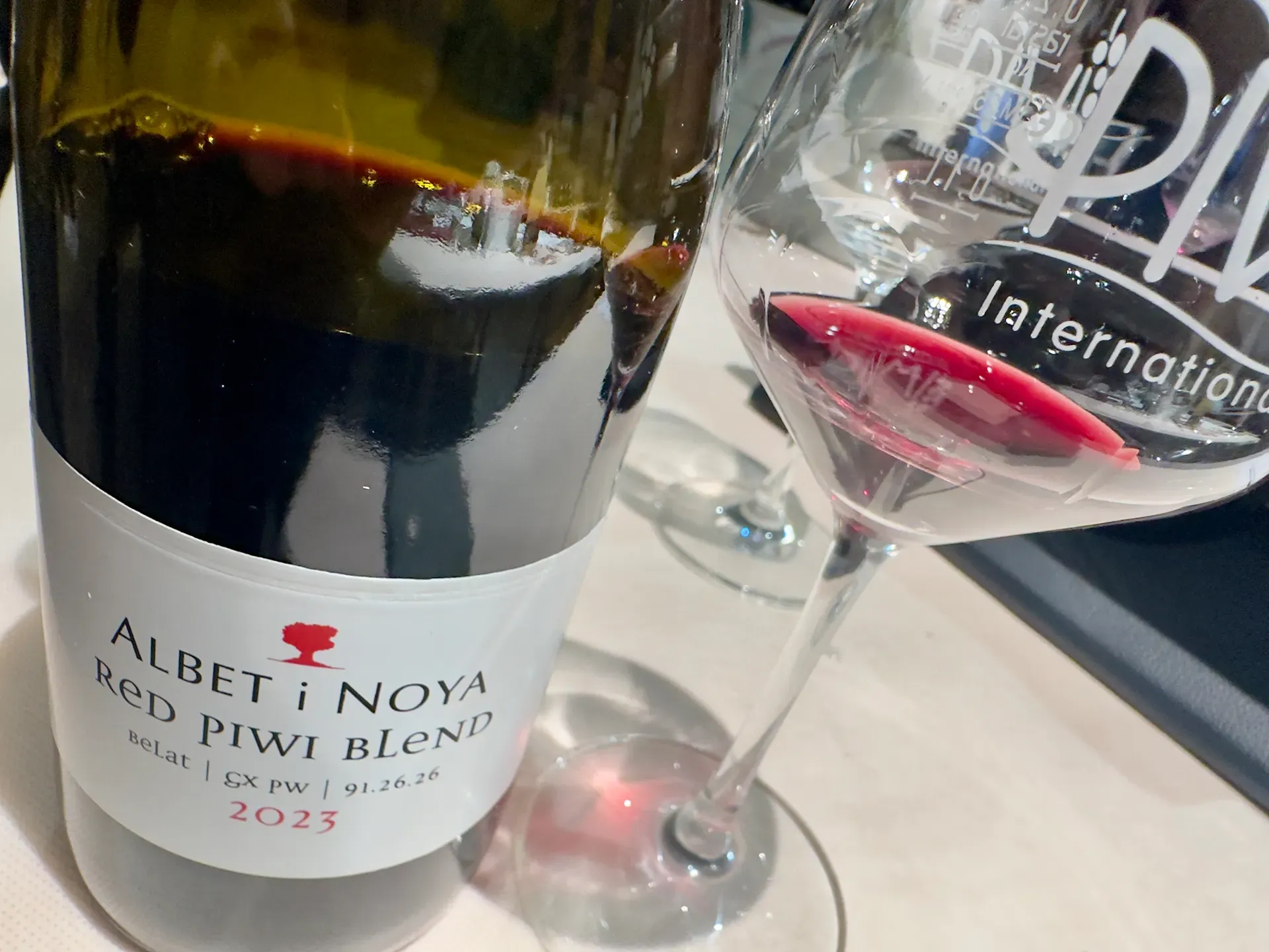 Eine Weinflasche mit einem weißen Etikett