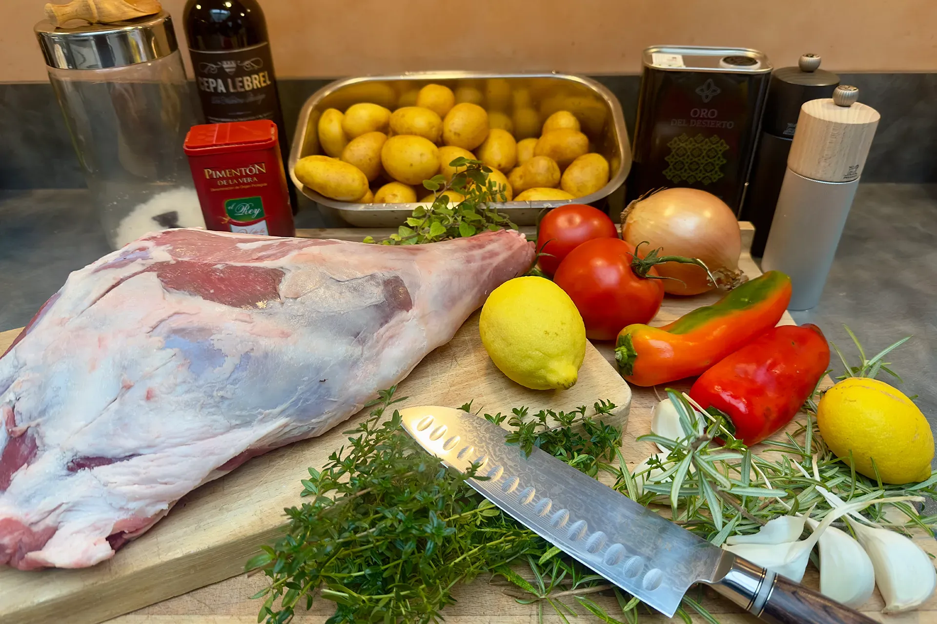 Alle Zutaten für Lammbraten aus dem Ofen auf einem Holzbrett