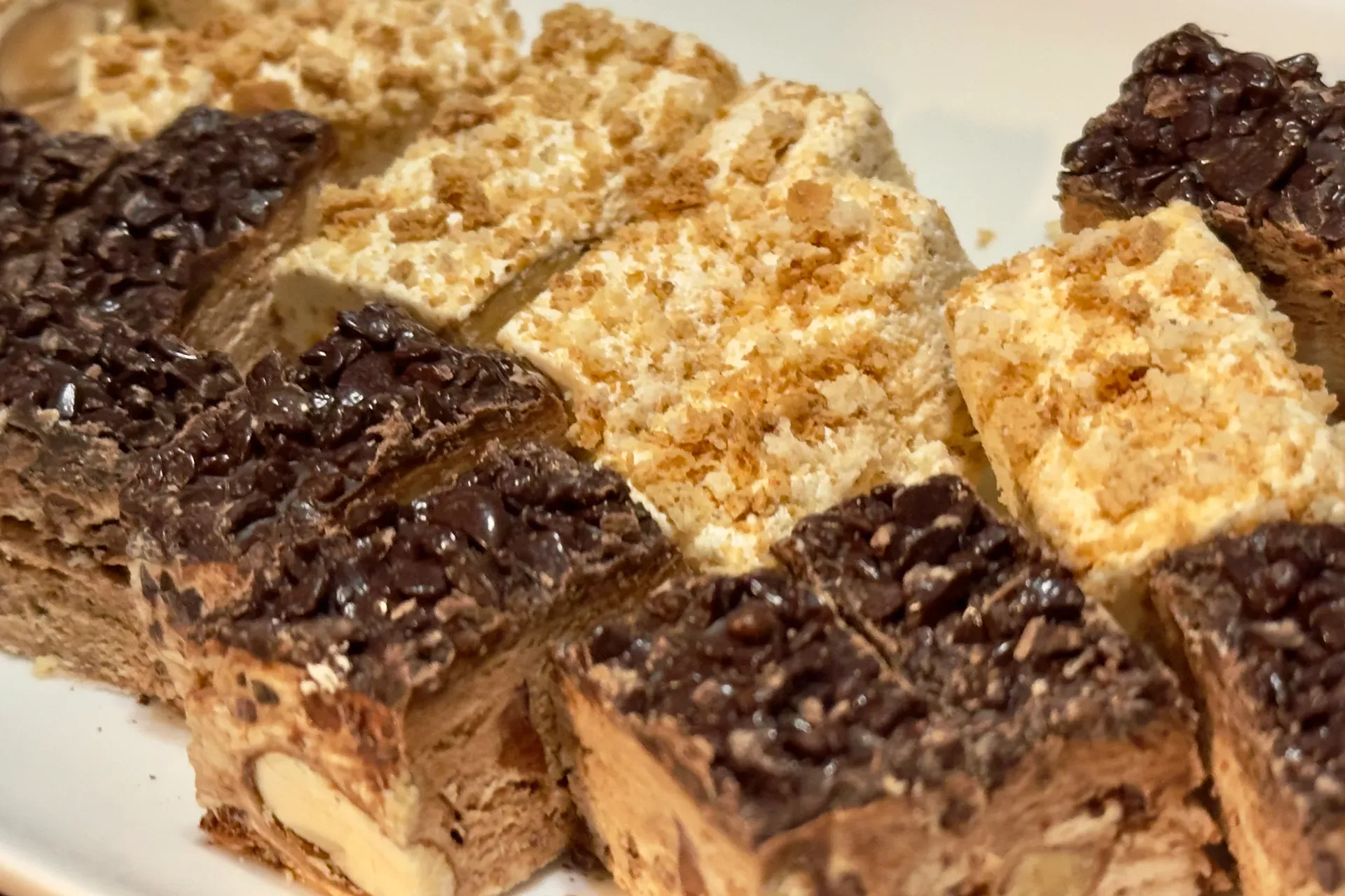 Spanisches Nougat aufgeschnitten auf einem weißen Teller