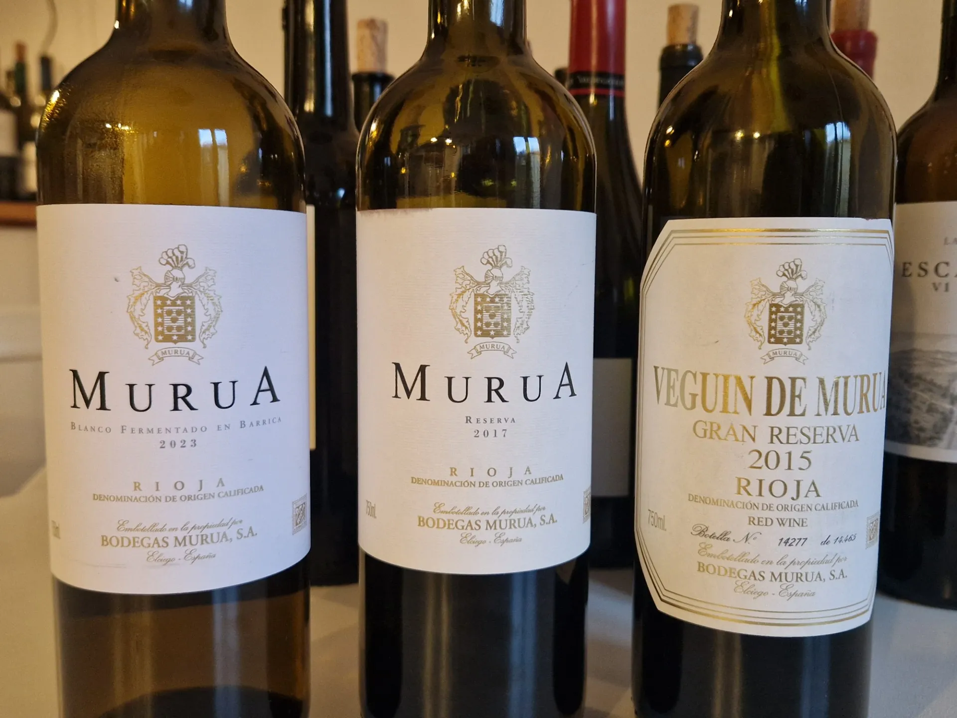 3 Flaschen Wein nebeneinander