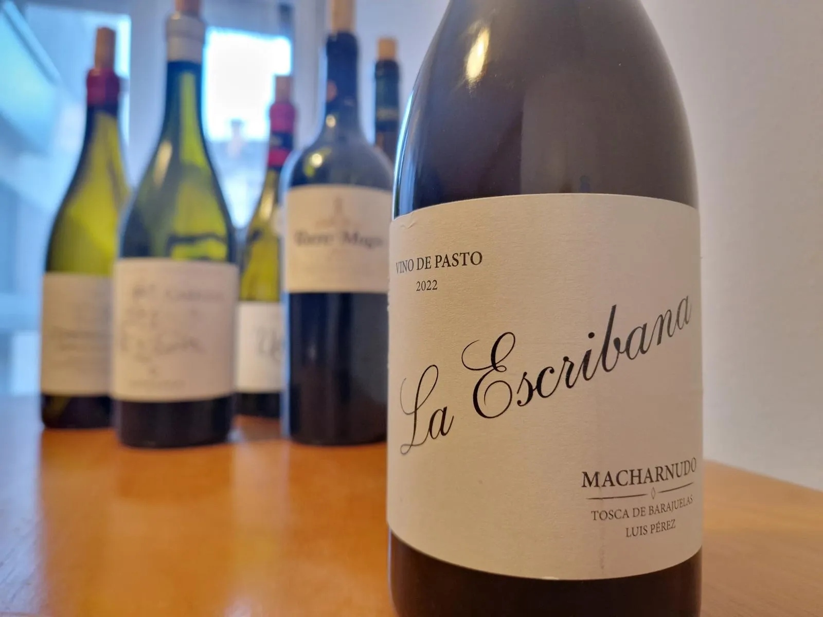 Eine Flasche Wein auf einem Tisch