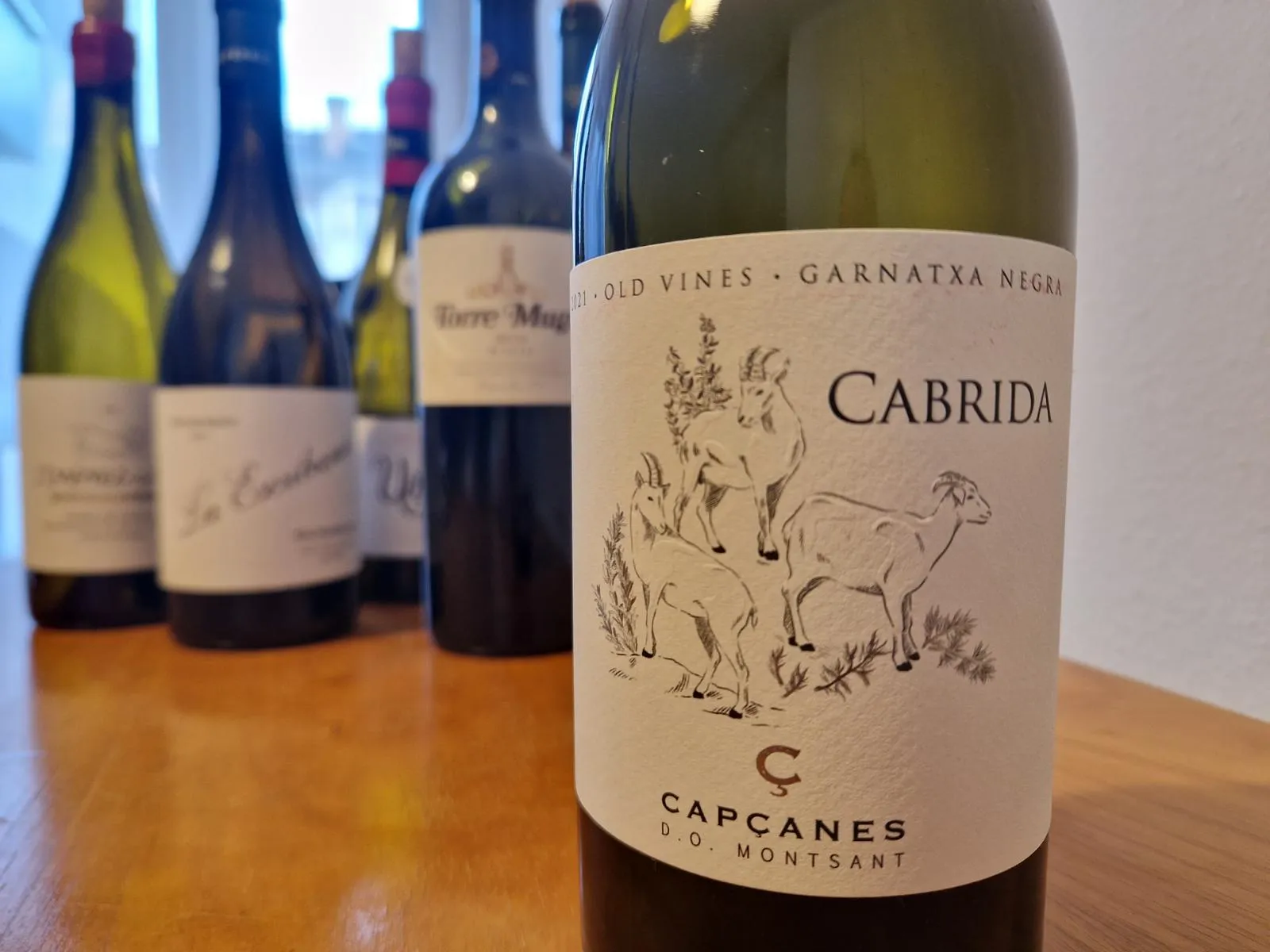 Ein Weinetikett mit Ziegen