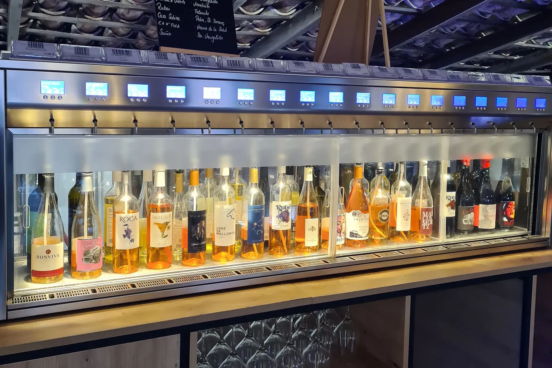 Ein System um Wein frisch zu halten mit vielen Weinflaschen