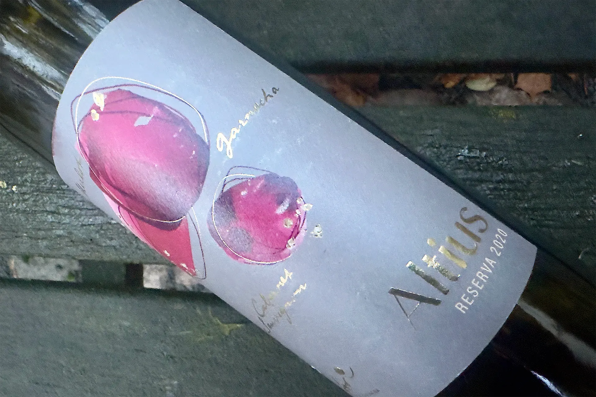 Weinflasche mit einem rot violetten Etikett von Altius