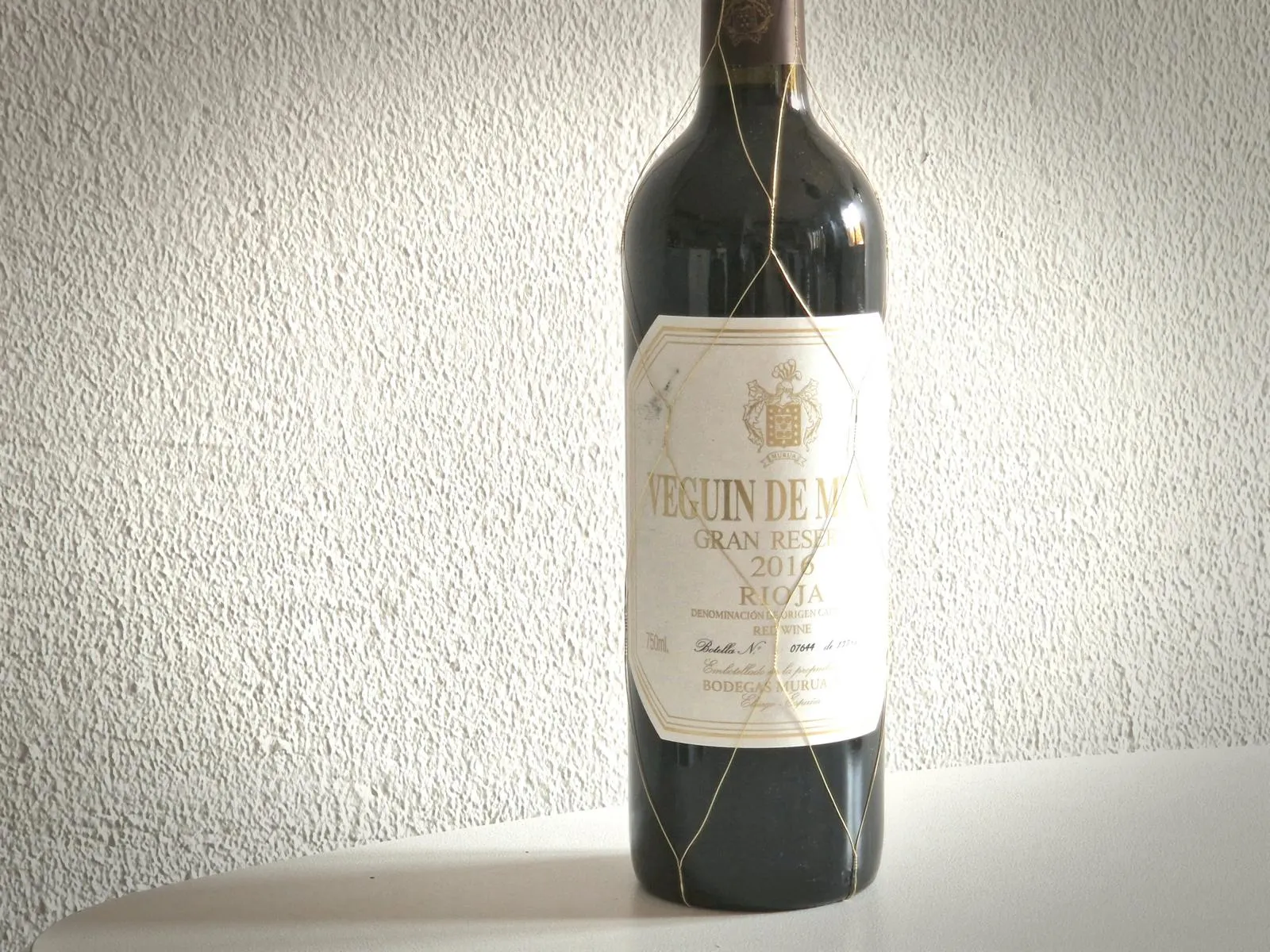 Eine Flasche Rioja-Rotwein mit goldenem Drahtgeflecht