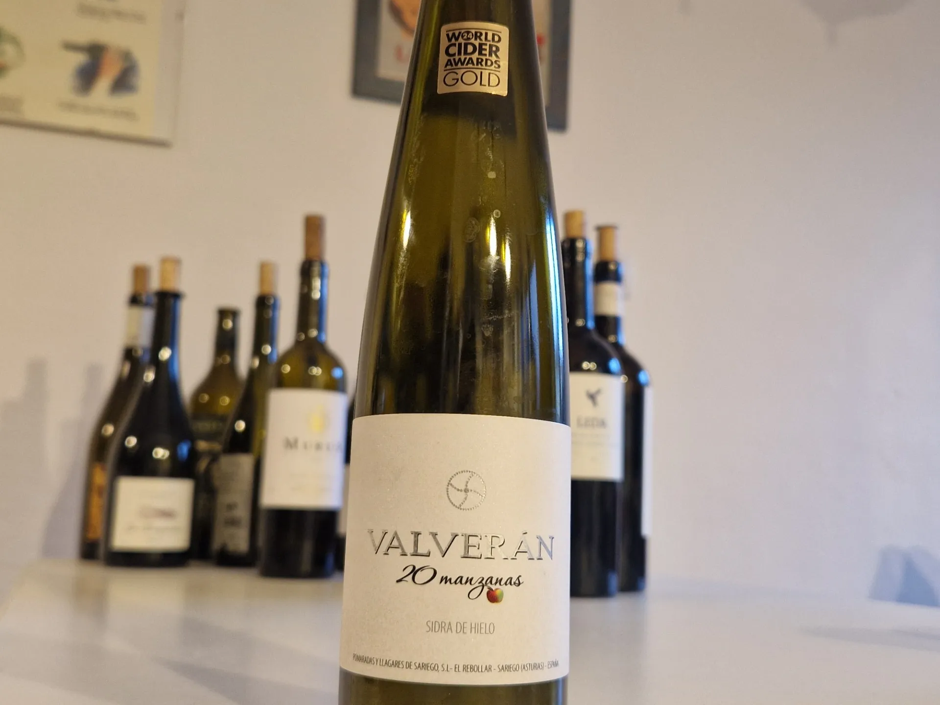 Eine Flasche Süßwein aus Äpfeln