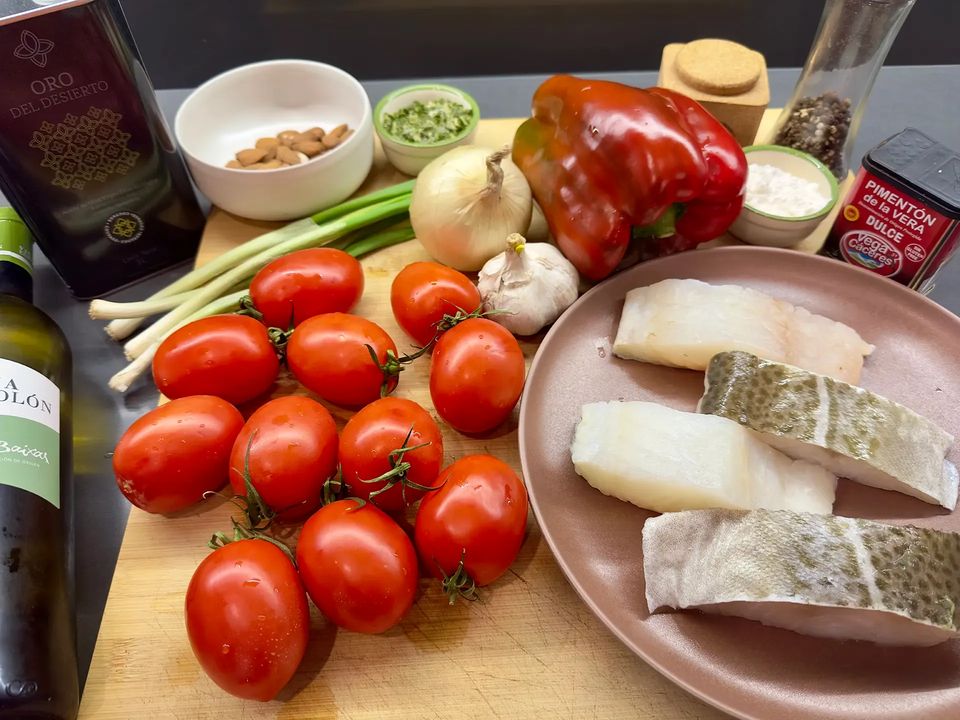 zutaten für Kabeljau Rezept auf einem Holzbrett