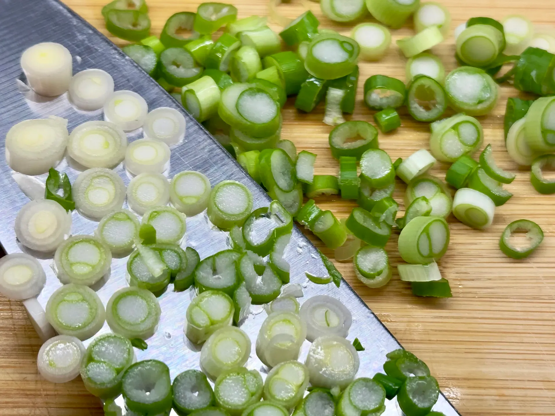 Frühlingszwiebel in Ringe geschnitten mit einem Messer