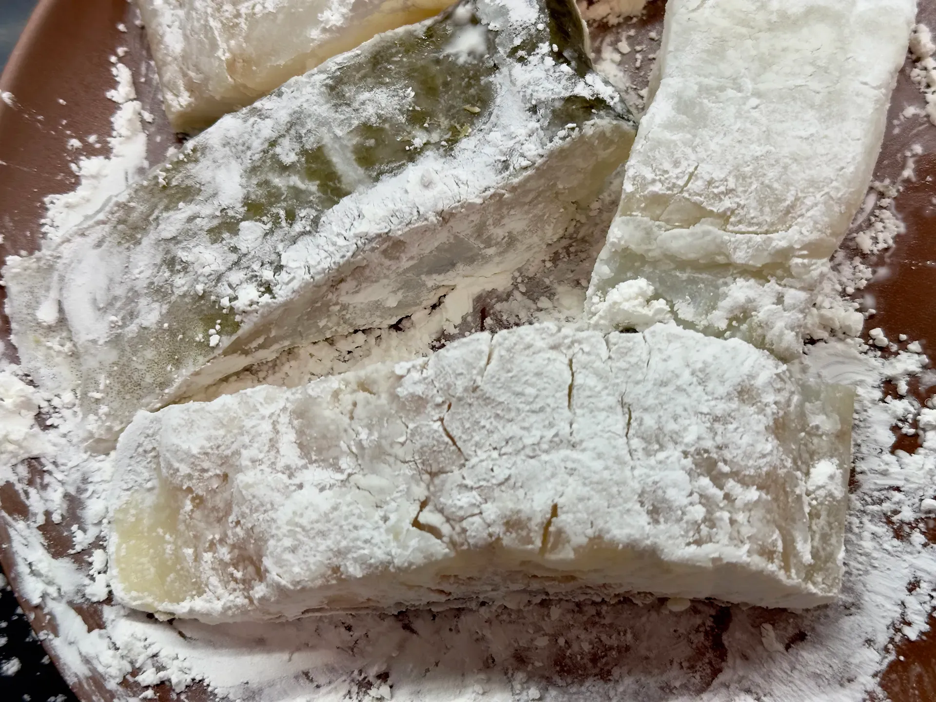 Kabeljaufilets mit Mehl bestäubt