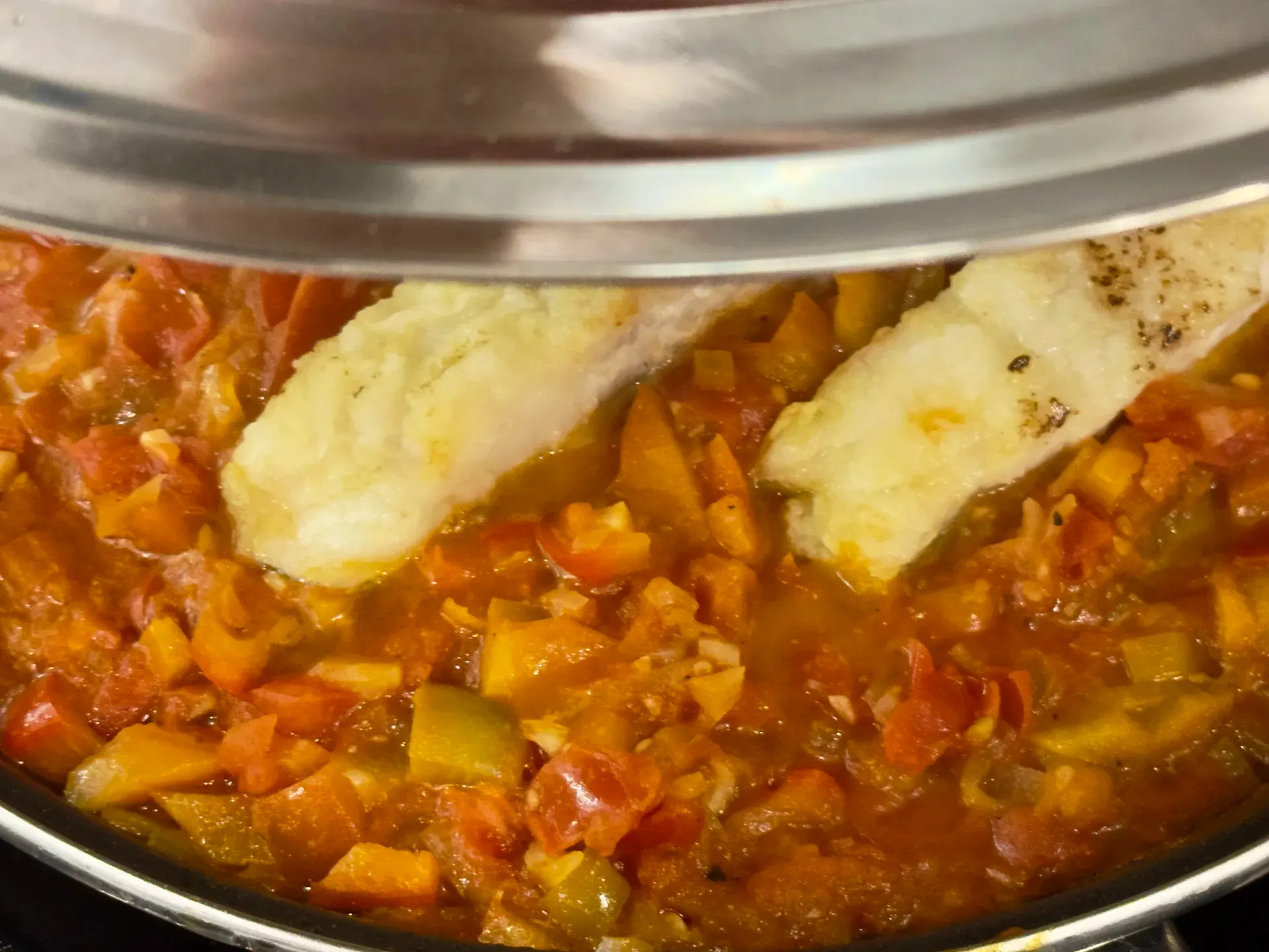 Kabeljaufilets in einer Pfanne mit Tomatensauce