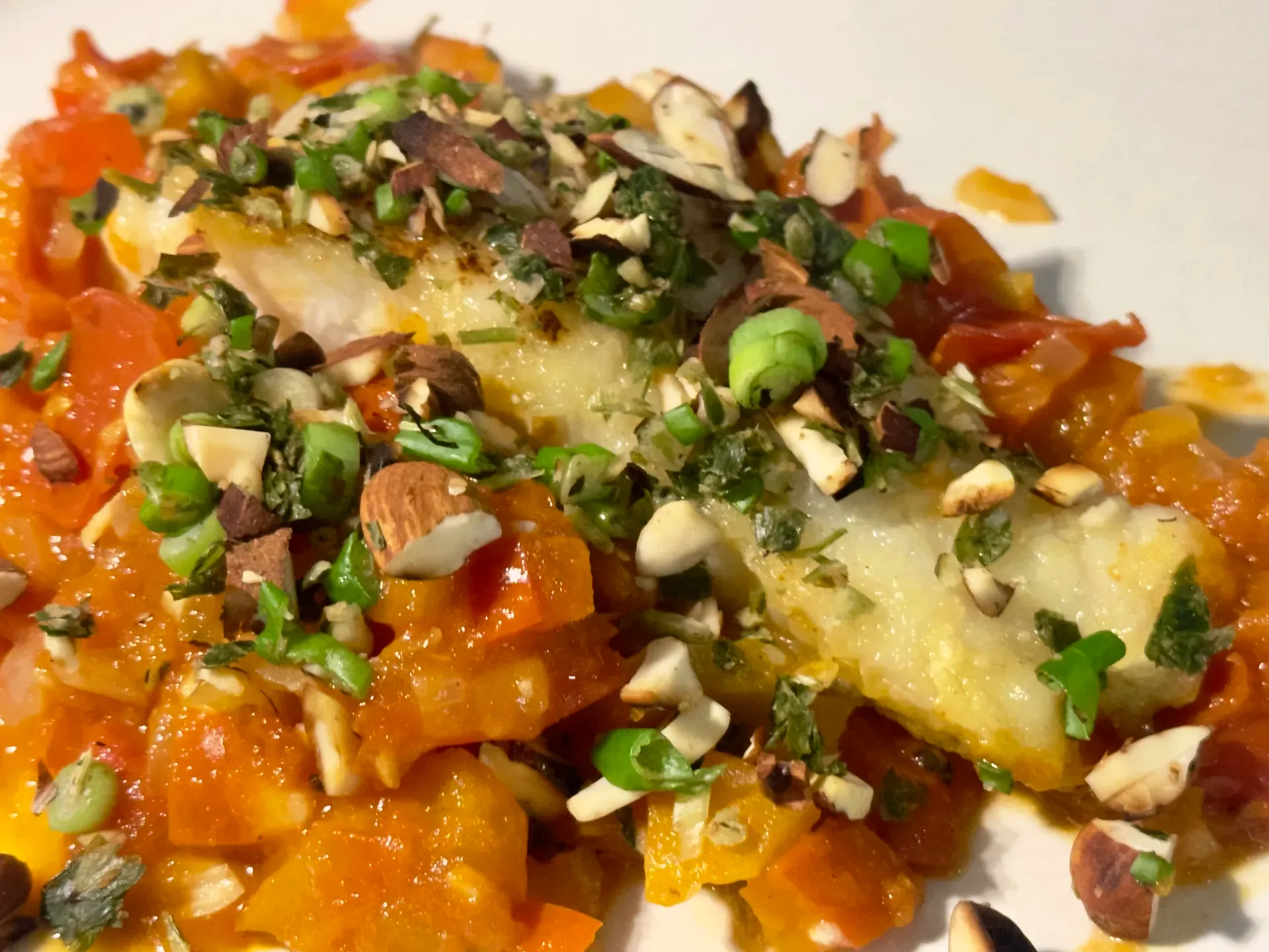 Teller mit Fischfilet und Tomatensauce