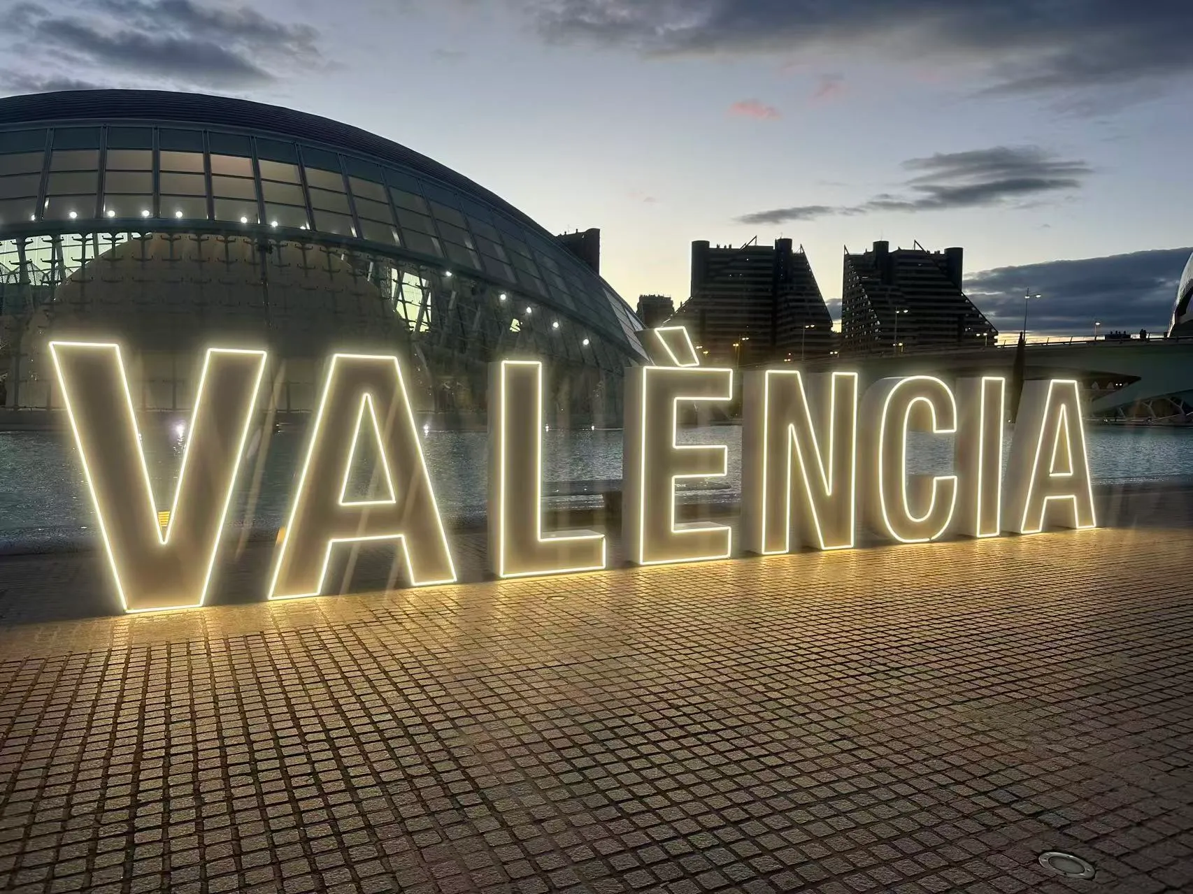 Leuchtschrift "Valencia" vor der Ciutat de les Arts i les Ciències