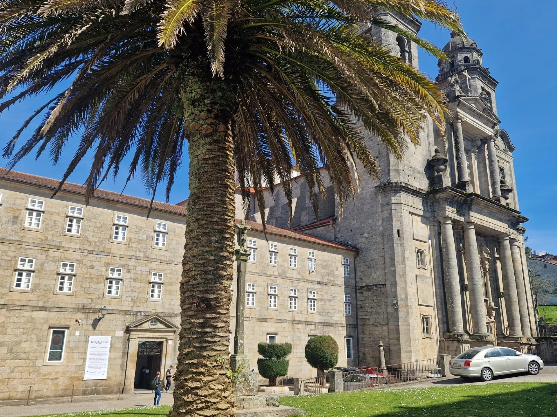 Altes Haus mit Palme und Sonnenschein
