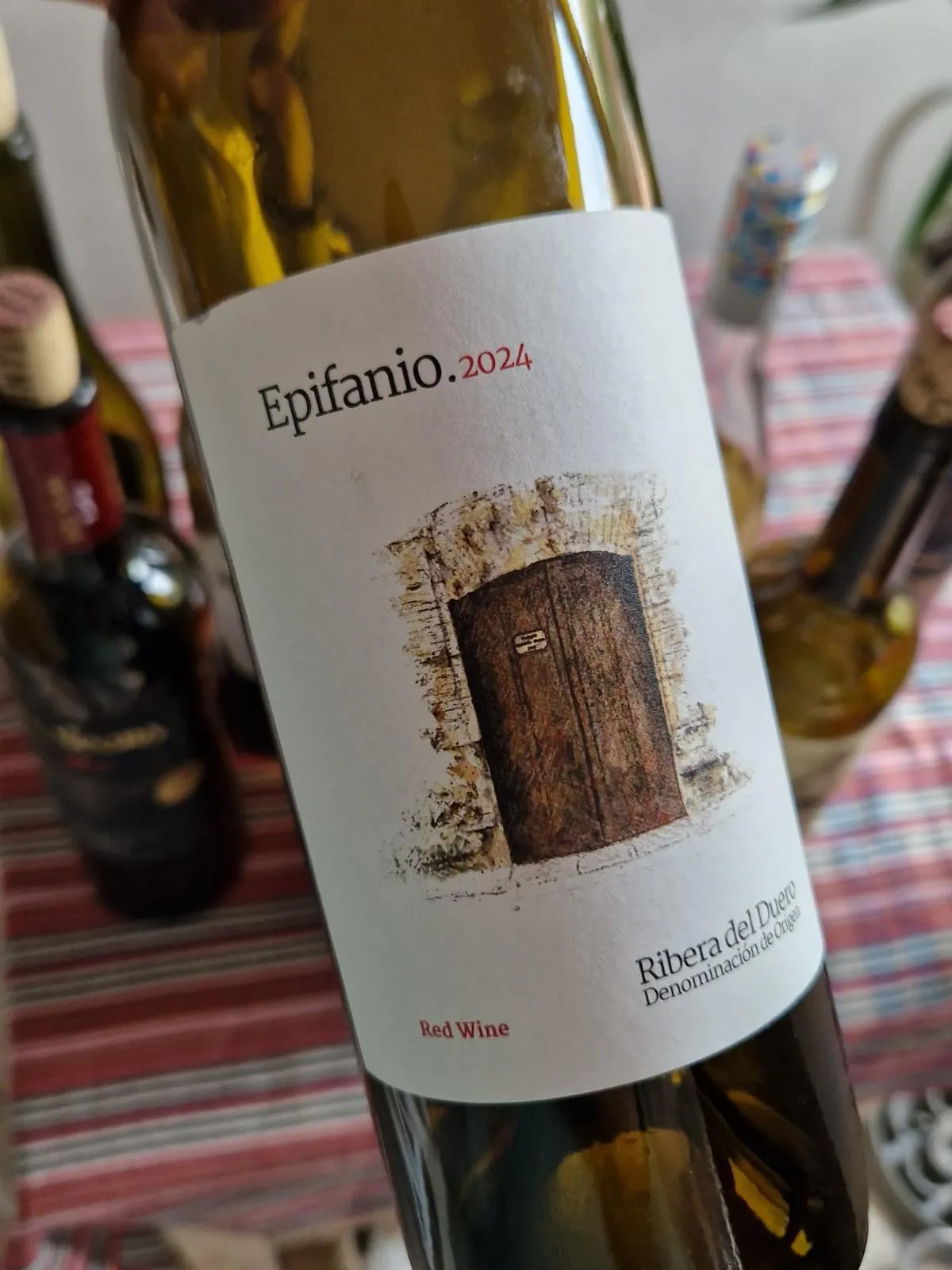 Ein Etikett einer Flasche Rotwein