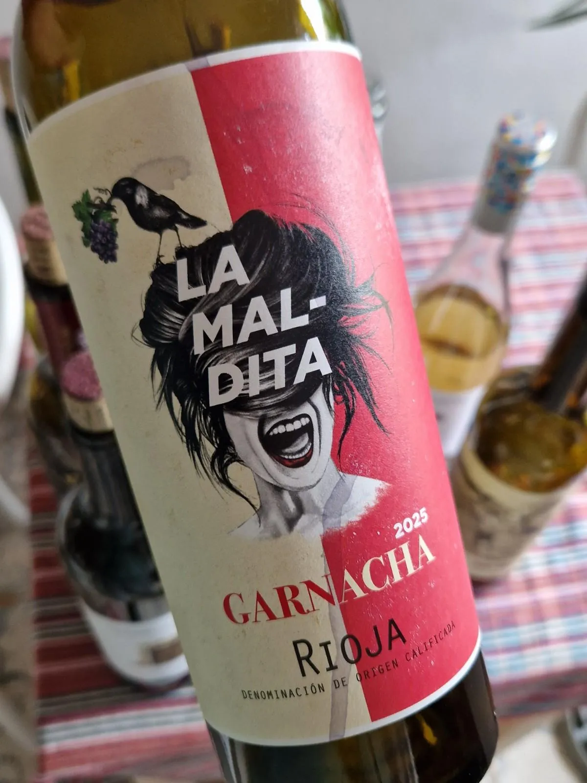 Ein Rotwein mit einem farbenfrohen Label