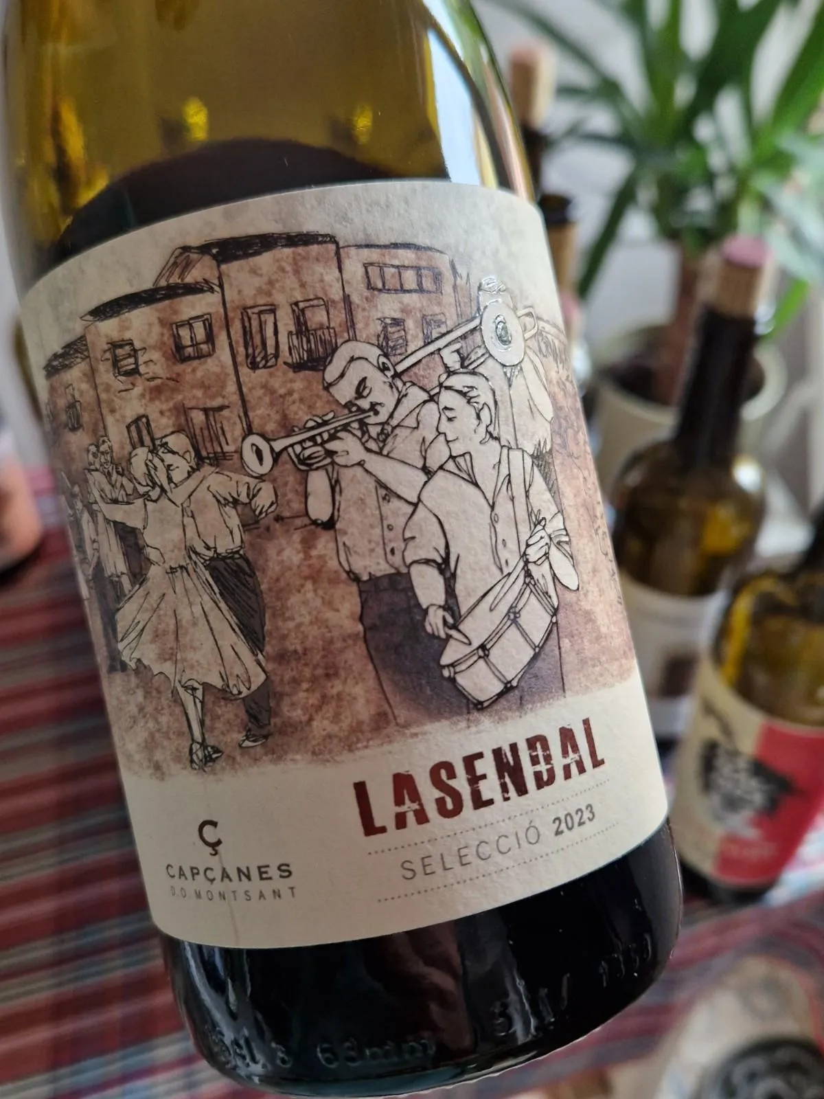 halbleere Flasche Rotwein