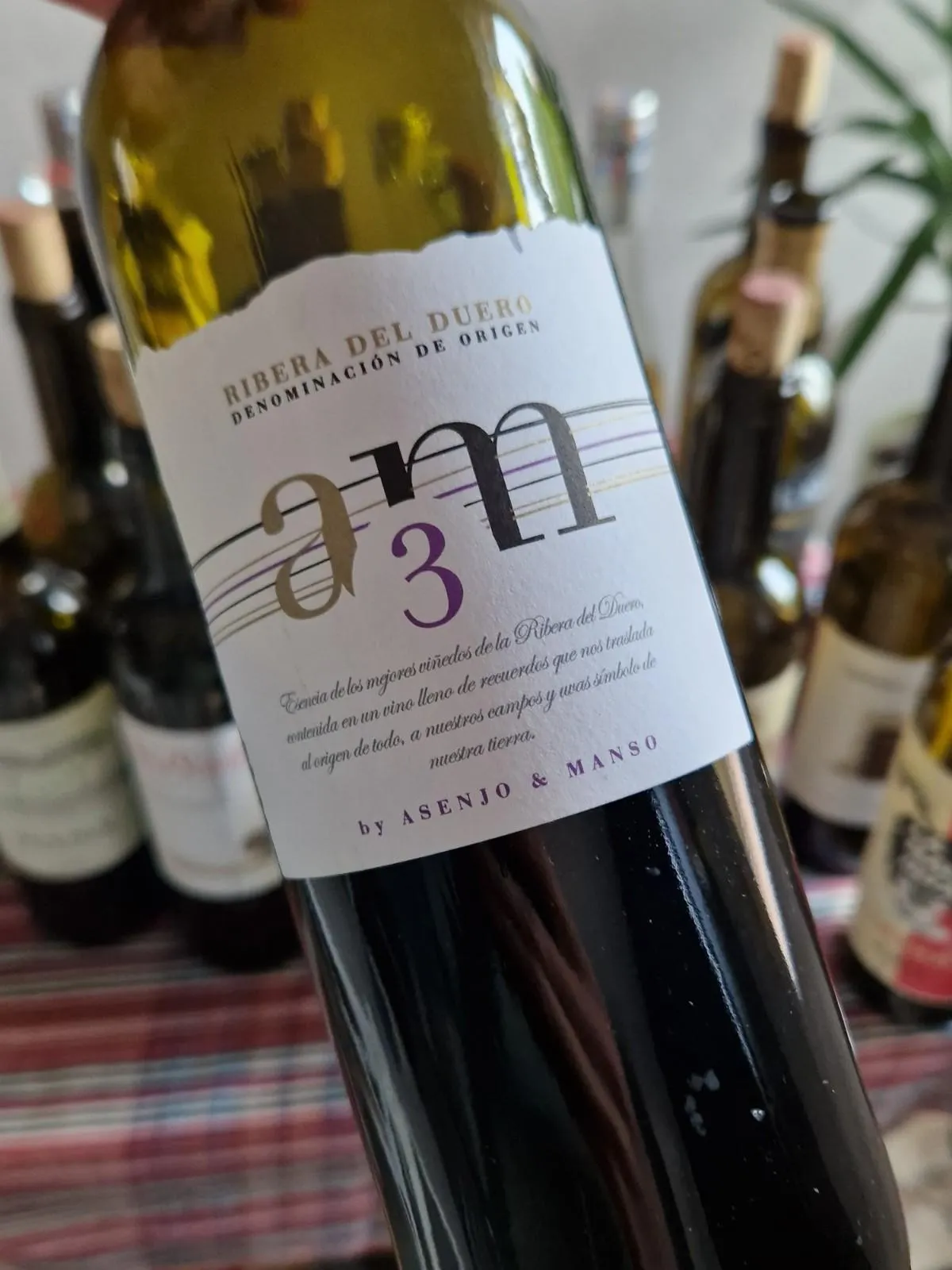 geöffnete Flasche Rotwein