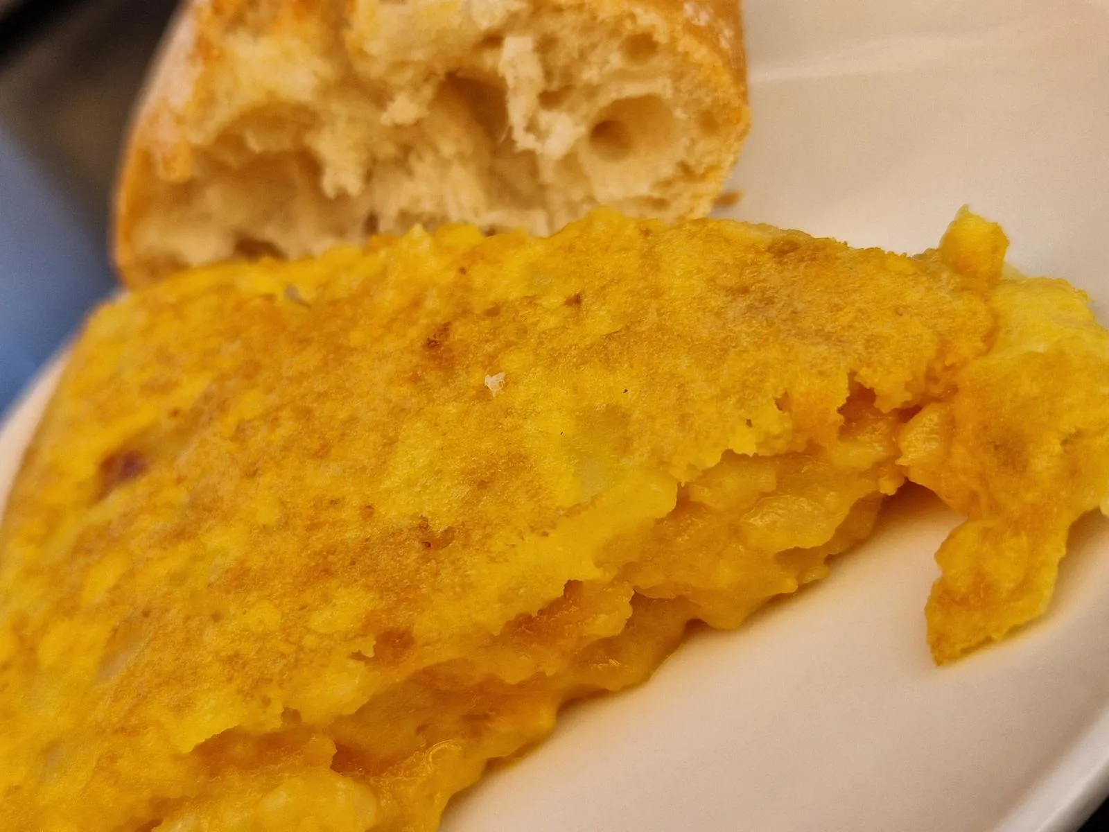 Ein teller mit einem Stück Tortilla