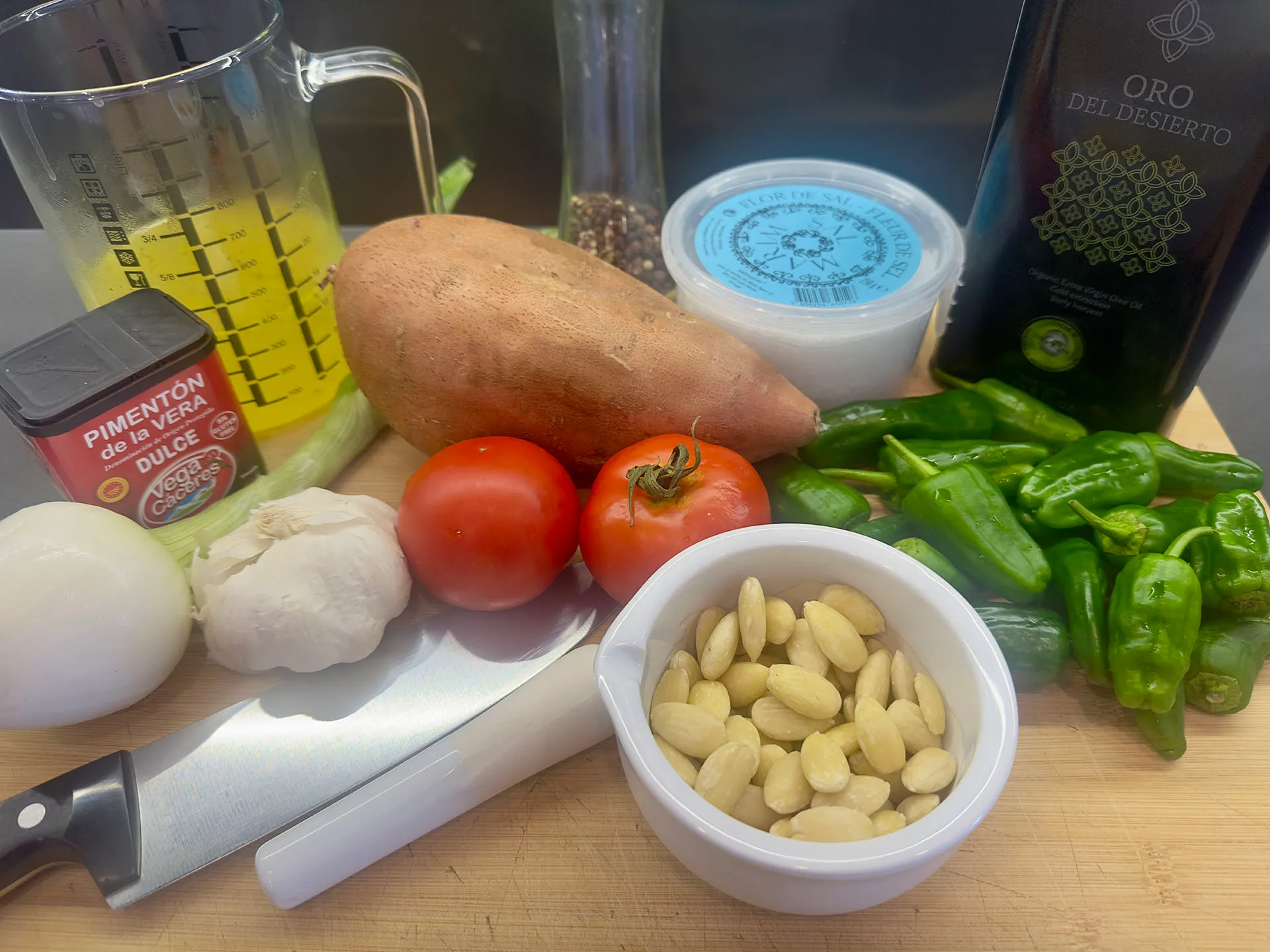 Zutaten für Süßkartoffelsuppe Rezept: Süßkartoffel, Tomaten, Pimientos, Mandeln, Pimentón de la Vera, Olivenöl