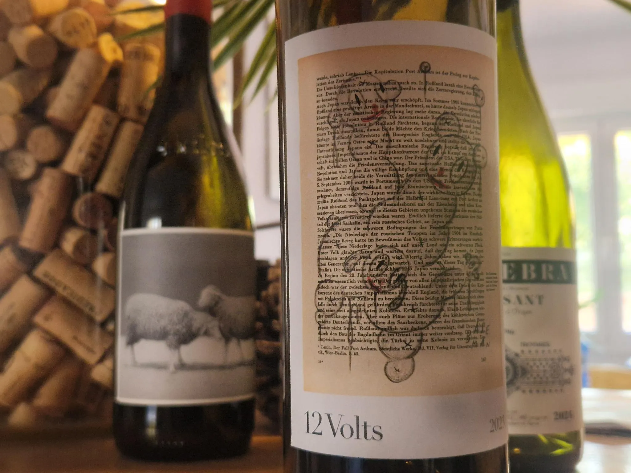 eine Flasche Wein mit künstlerischem Etikett
