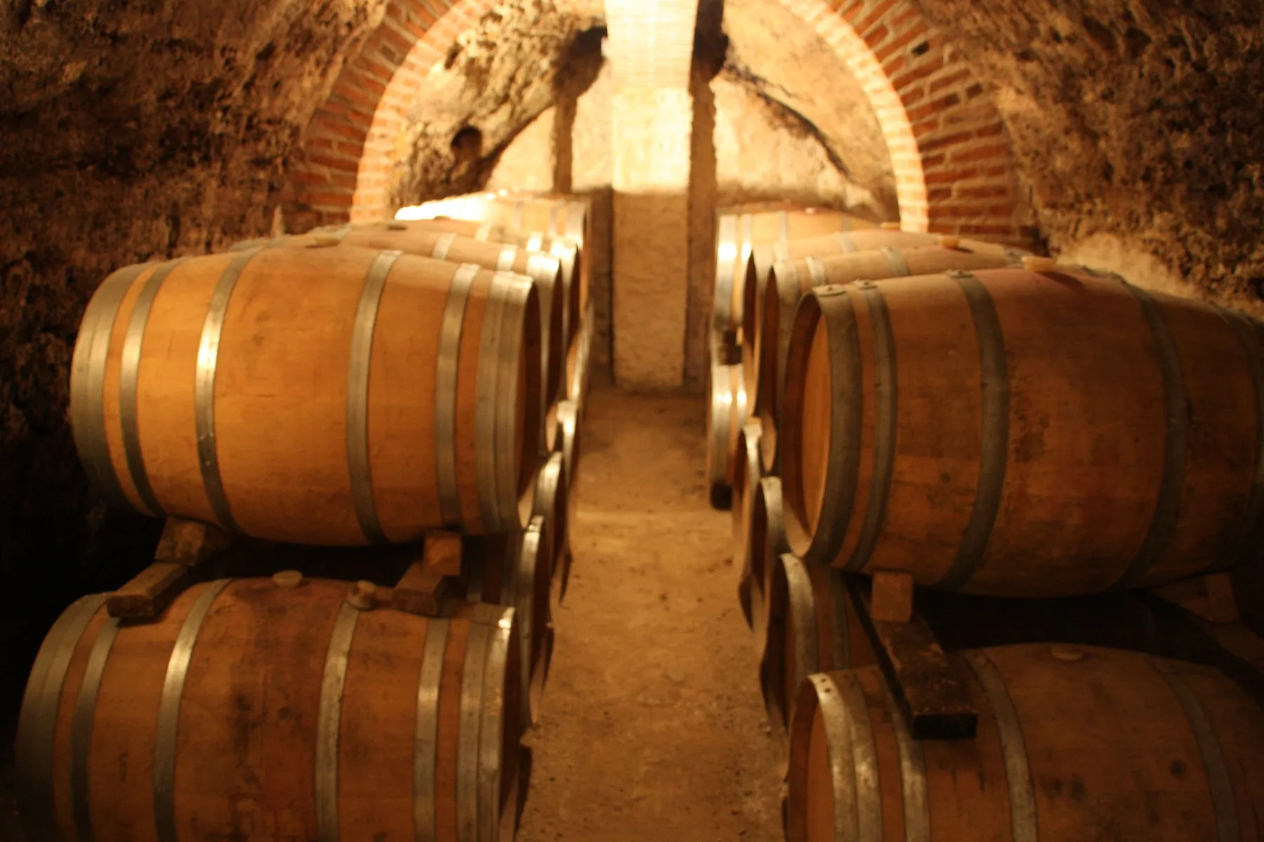 Weinkeller mit Holzfässern