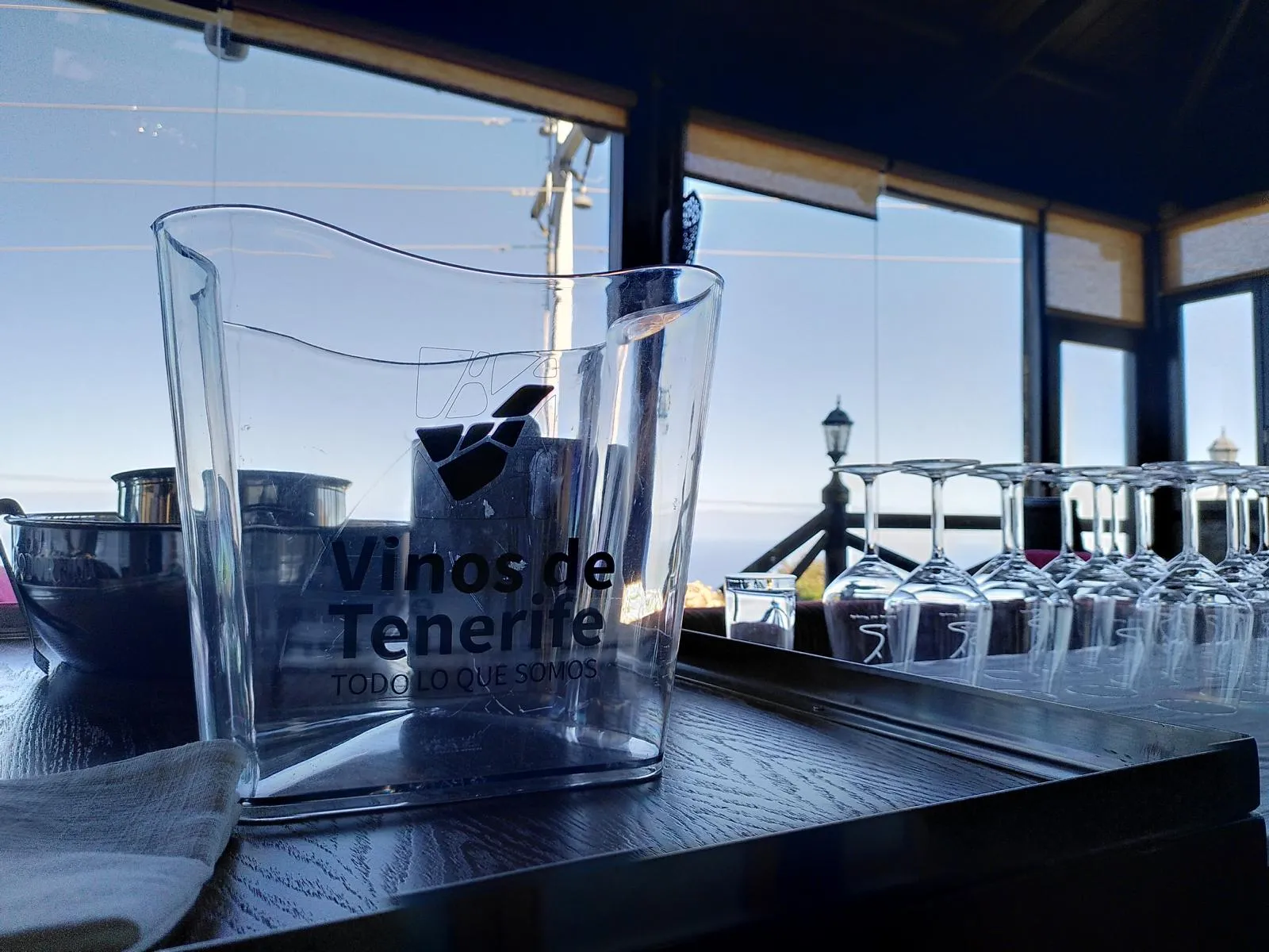 Tisch mit Weingläsern