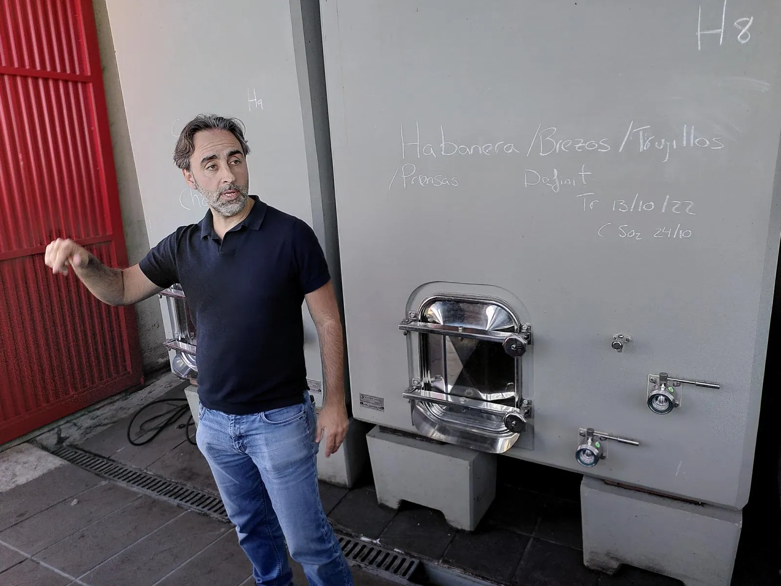 Winzer Jonatan vor Betontanks.