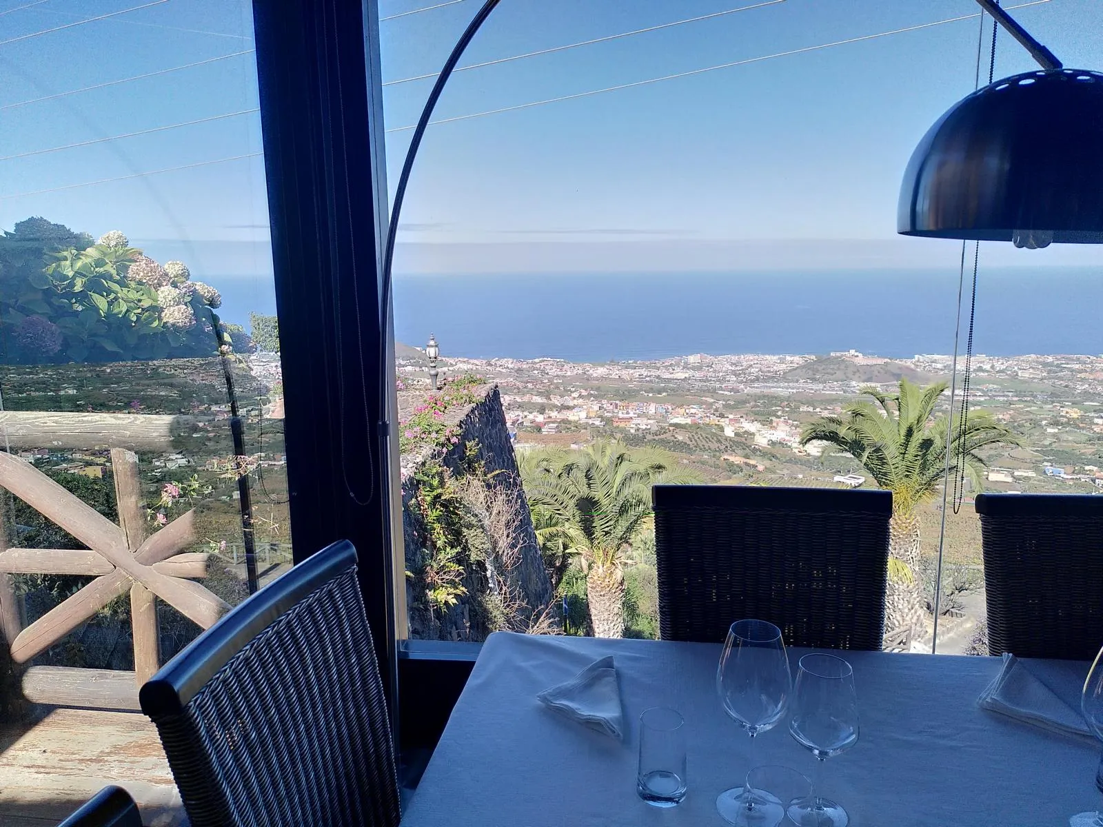 Blick vom Tastingroom von Suertes del Marques auf das Orotava-Tal und den Atlantik.