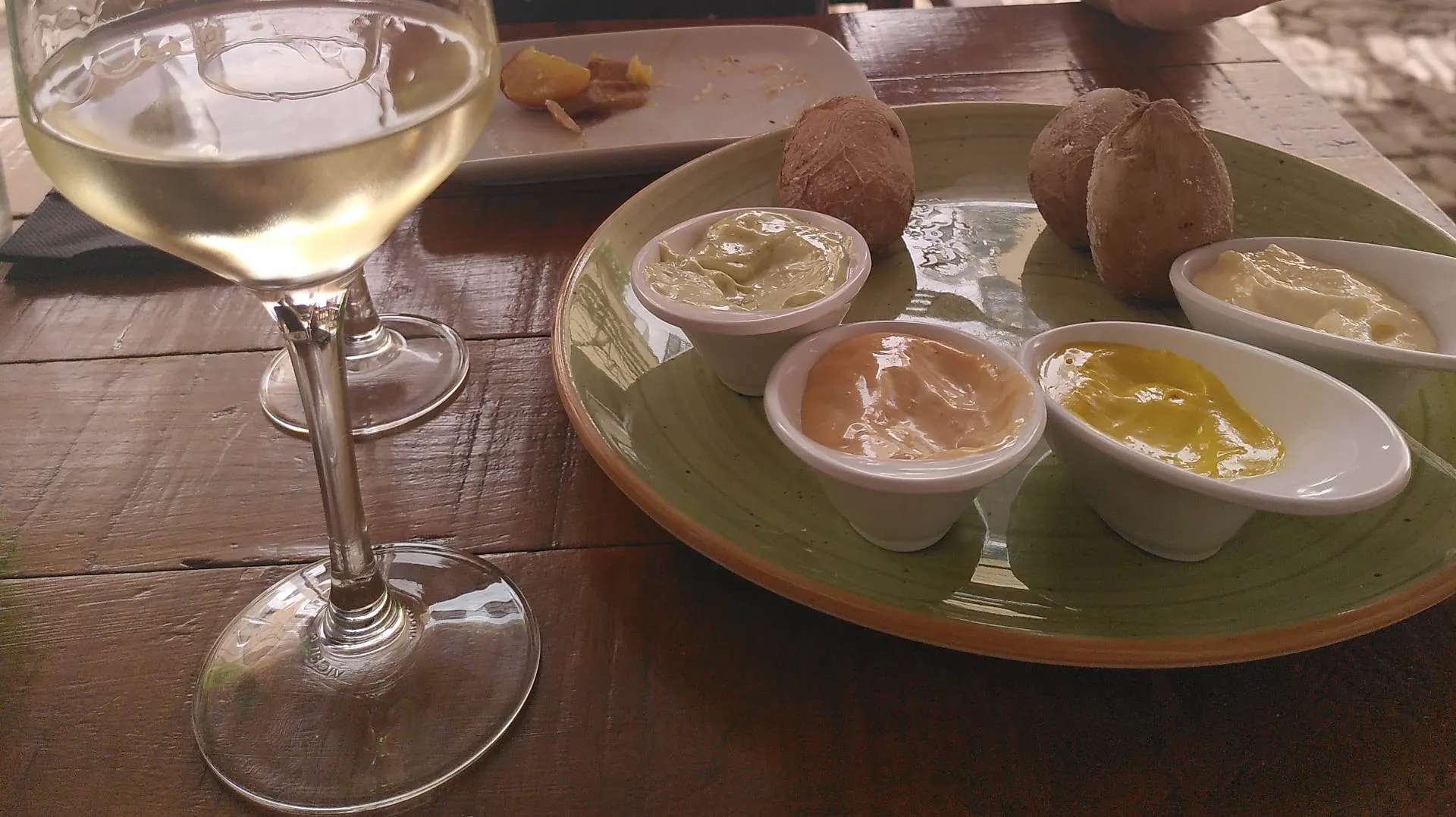 Papas Arrugadas mit verschiedenen Soßen