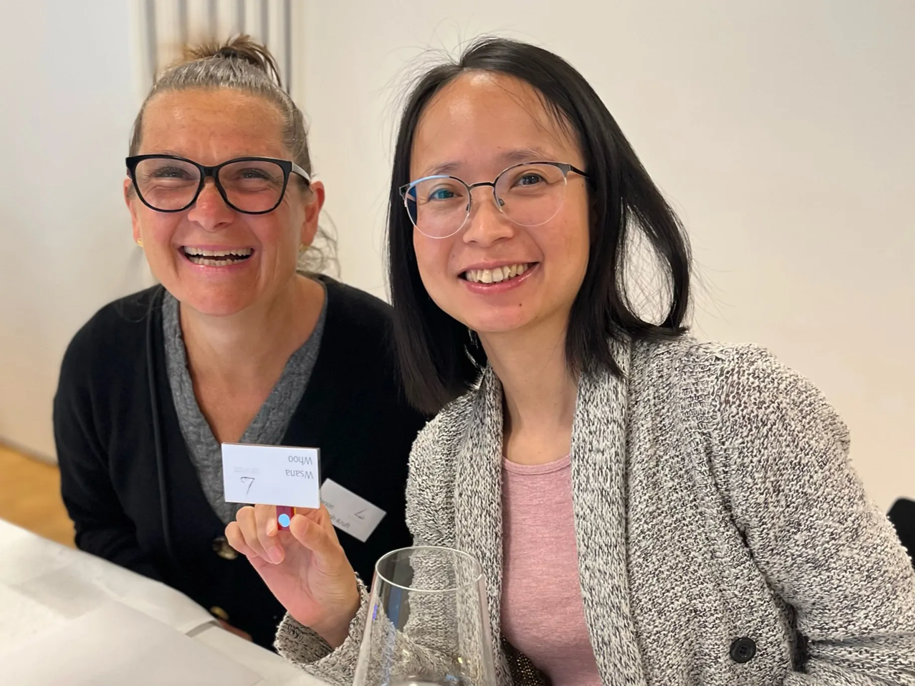 Verkosterinnen beim OWAI 2023, Marion Rockstroh-Kruft und Wsana Whoo