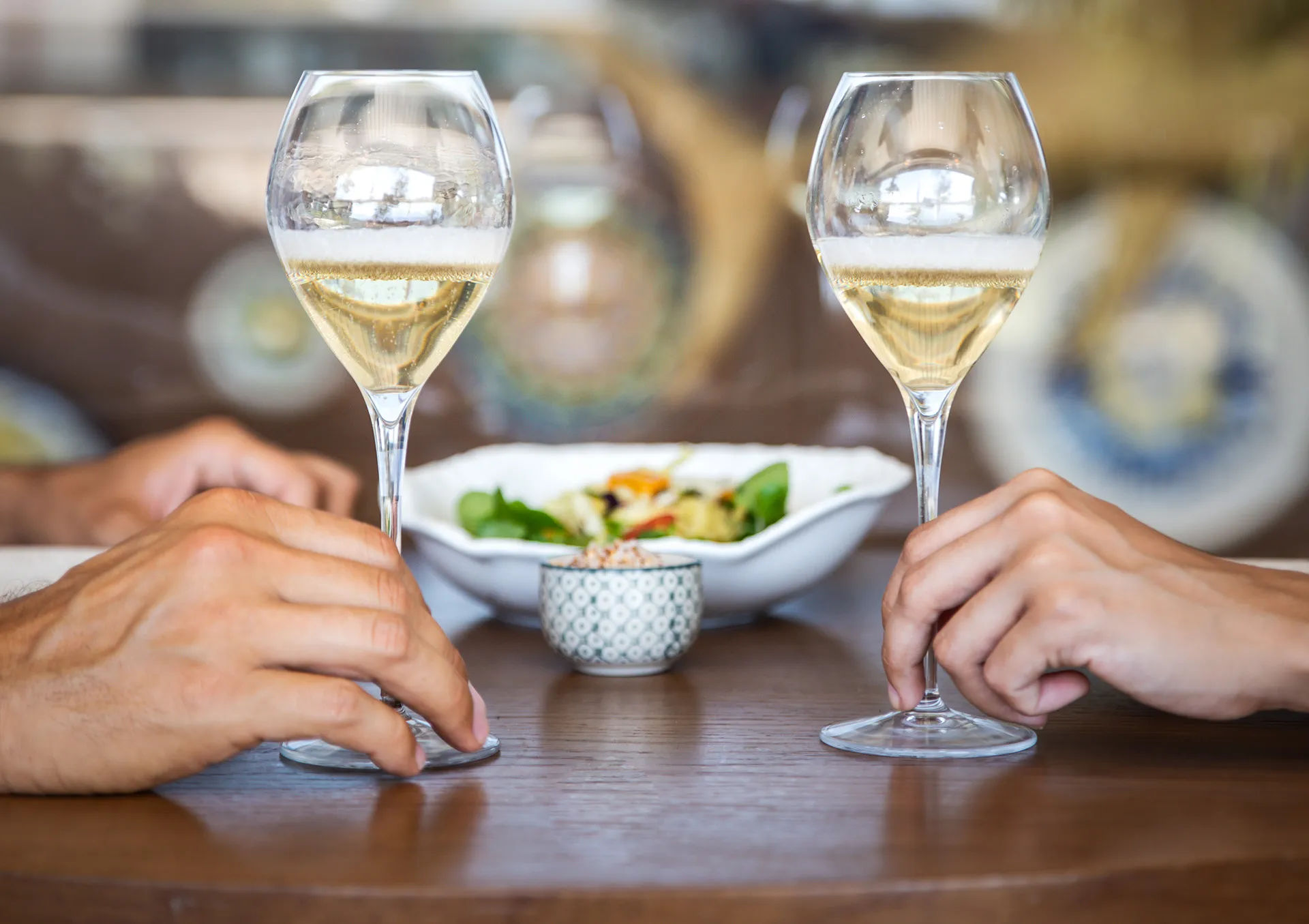 zwei Gläser Cava mit Essen