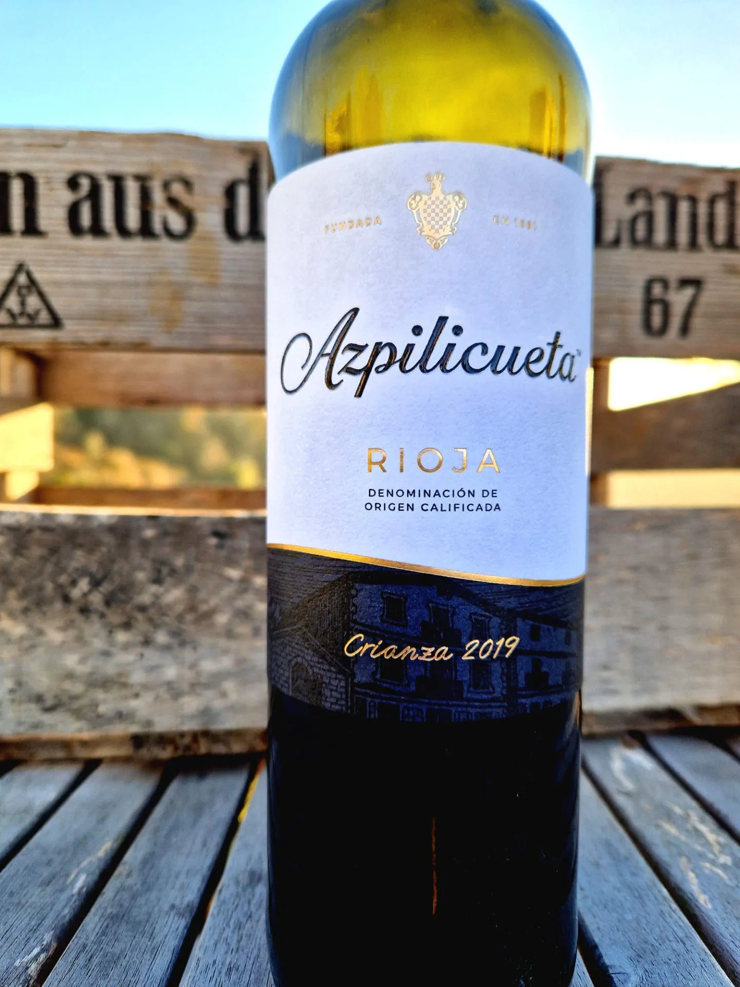 Rotwein von Azpilicueta vor einer Weinkiste