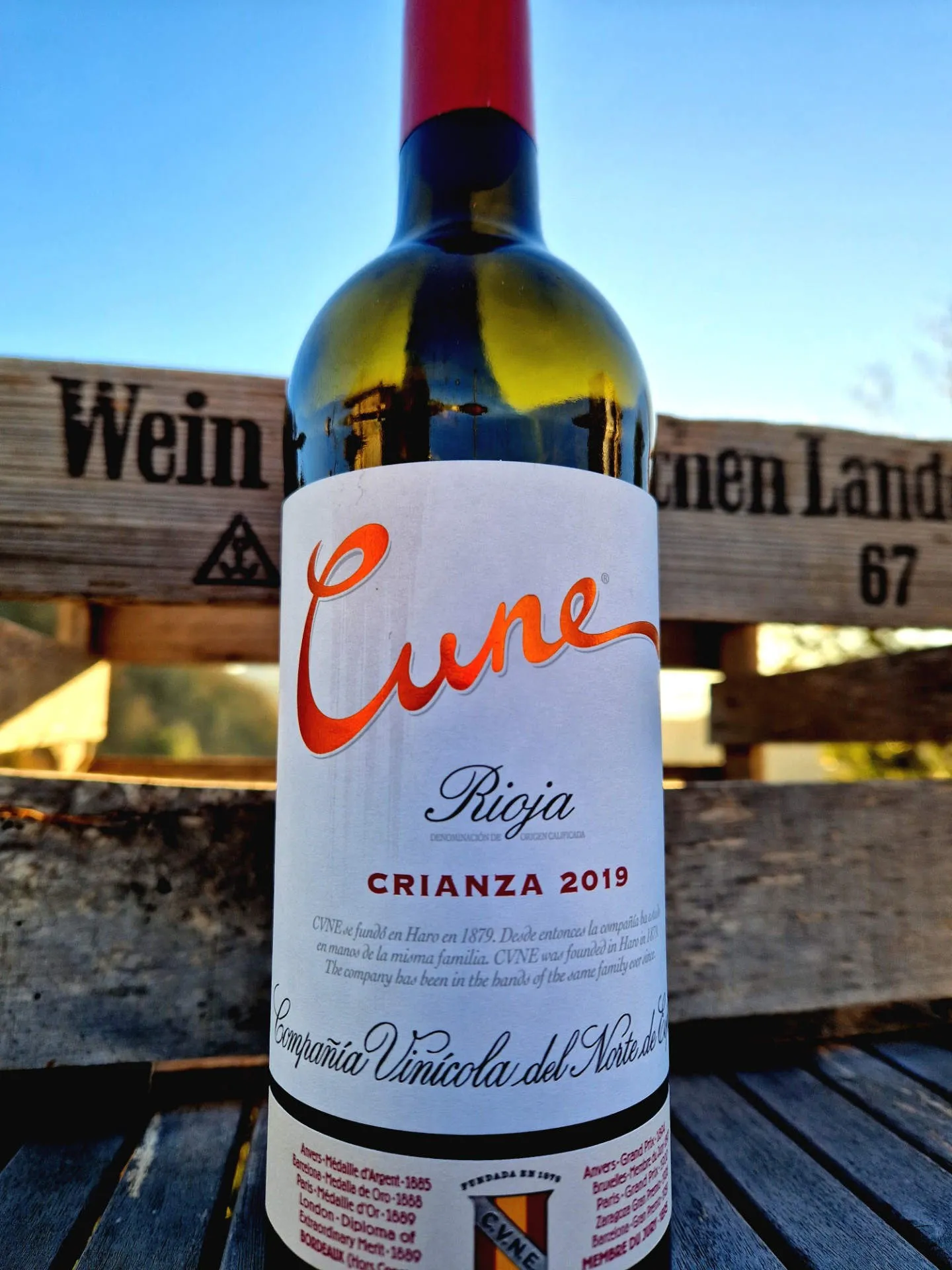 Rioja Crianza von Cune vor einer Weinkiste