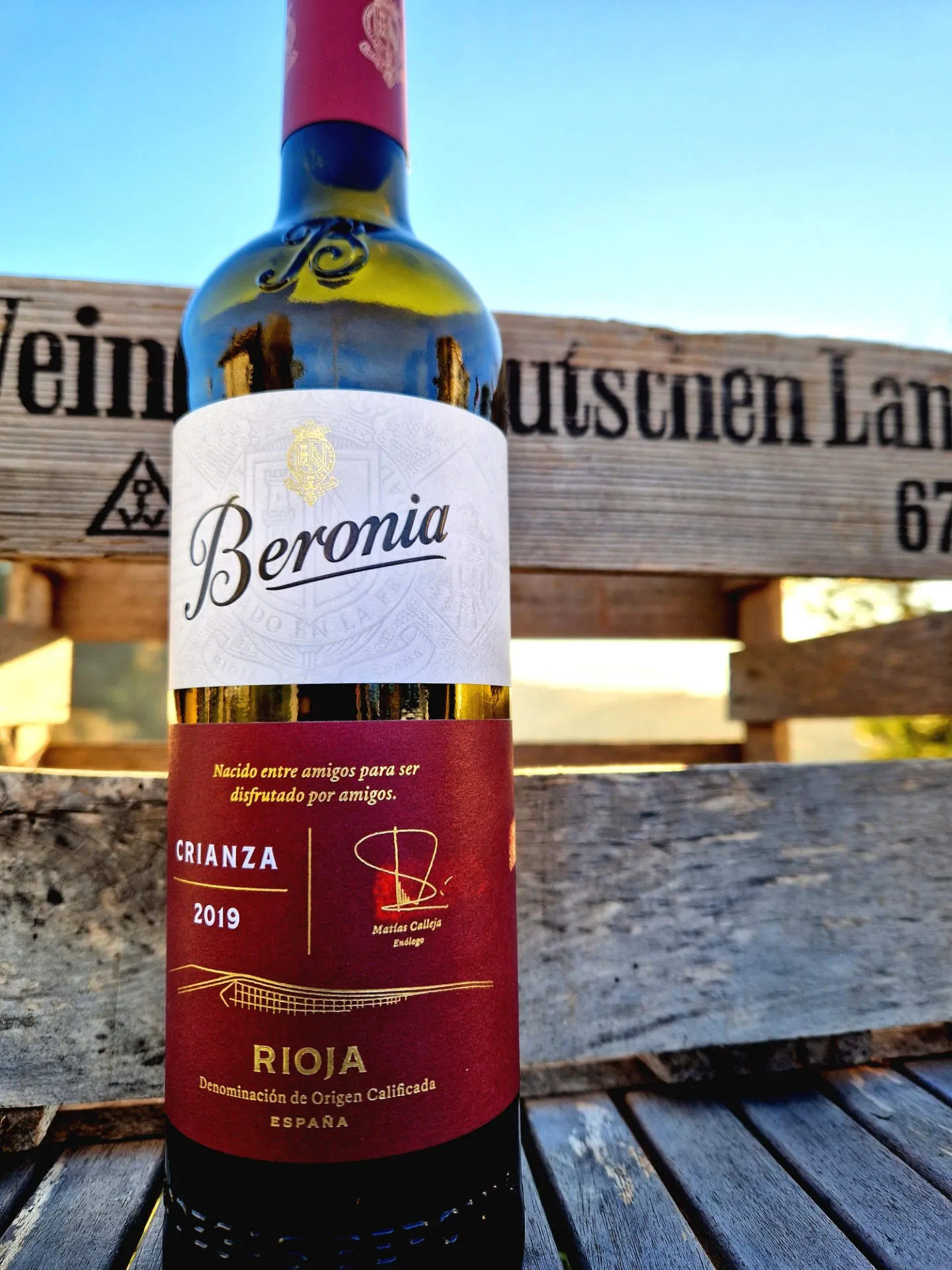 Rioja Rotwein vor einer Weinkiste aus Holz