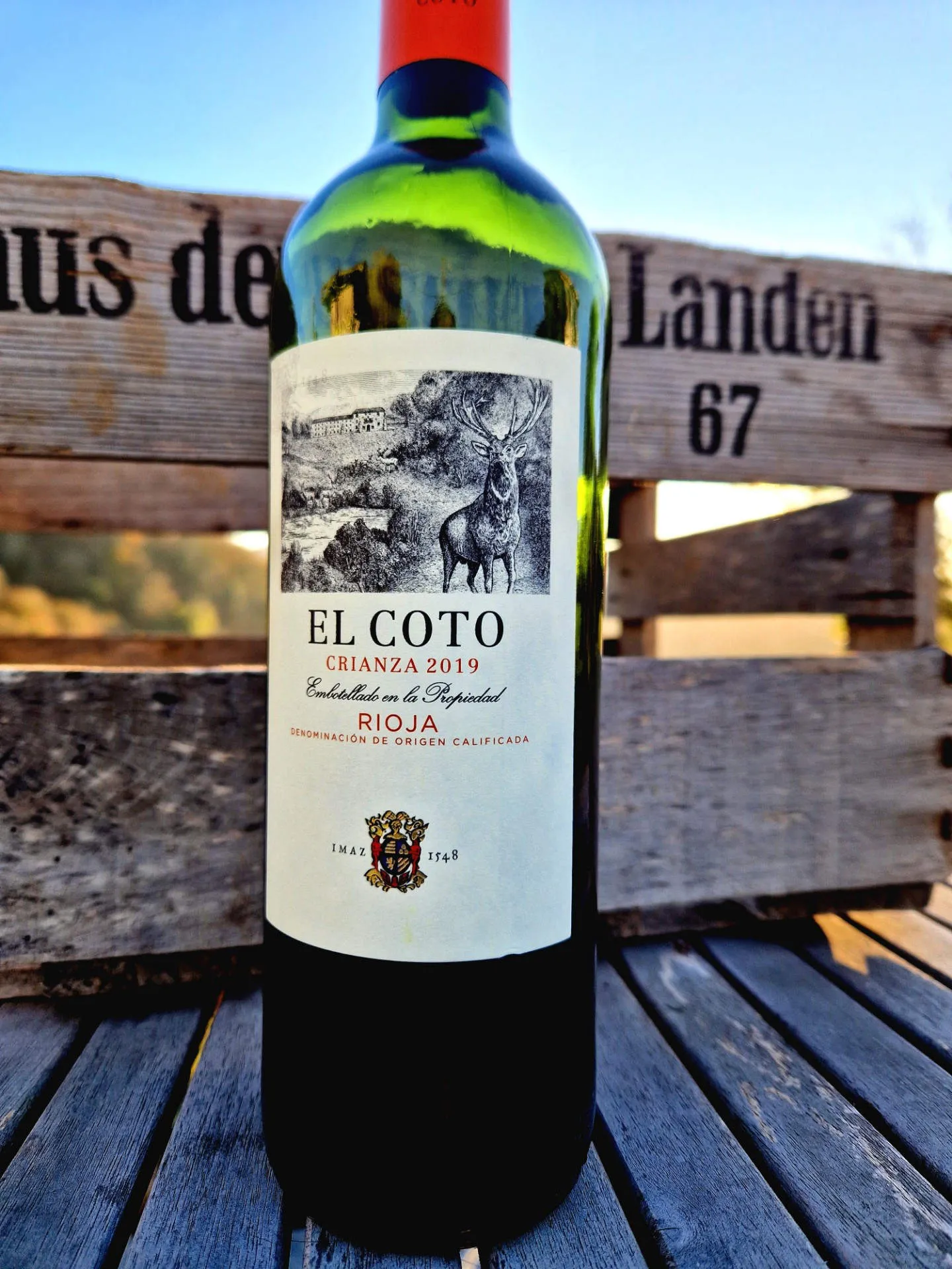 Rotwein von El Coto vor einer Weinkiste