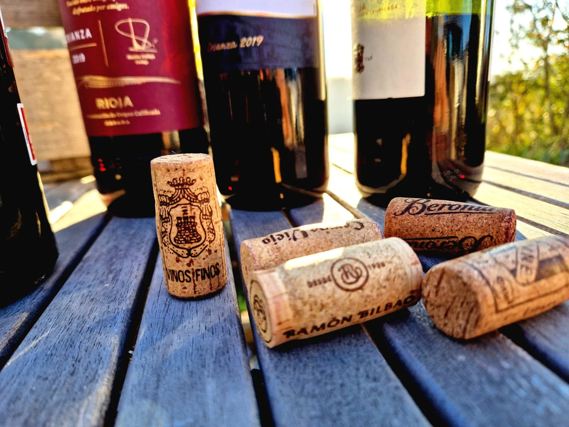 Korken vor Weinflaschen