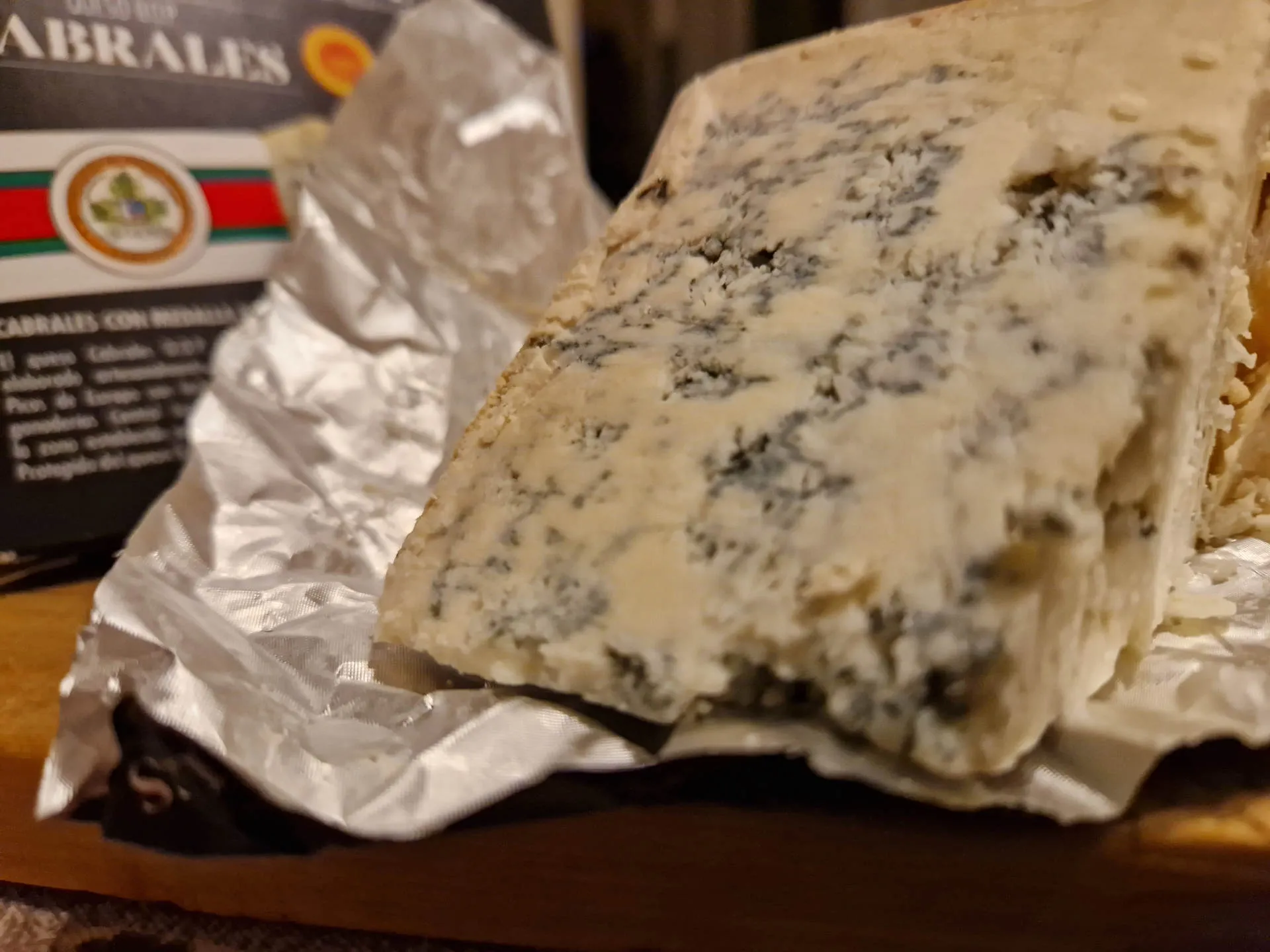 Ausgepackter Cabrales Käse