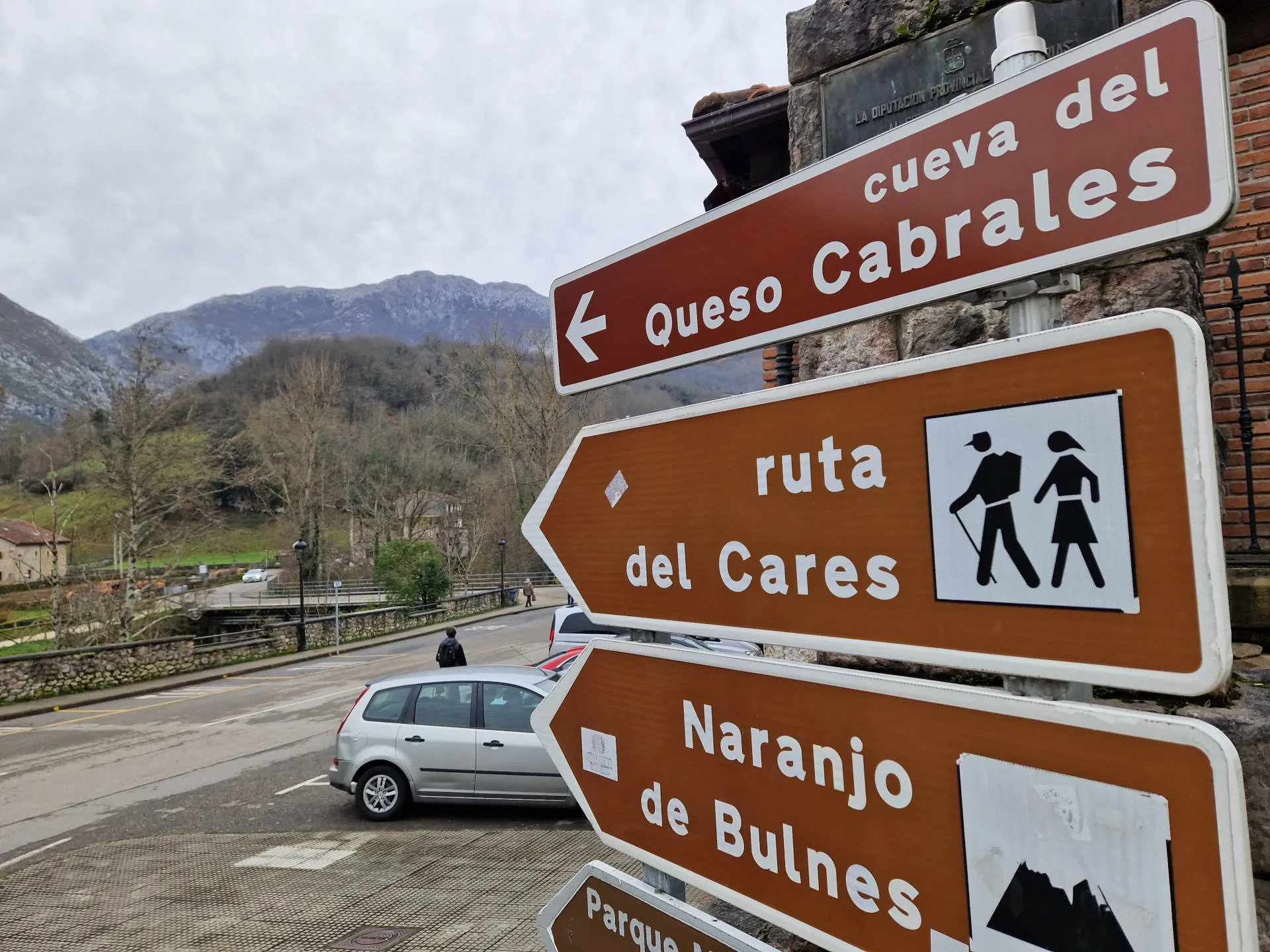 Wegweiser zur Cabrales Höhle und zur Ruta de Cares