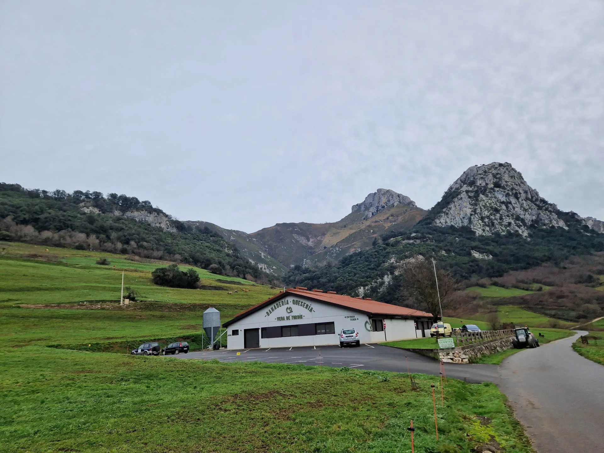 Eine Käserei umgeben von hohen Bergen.