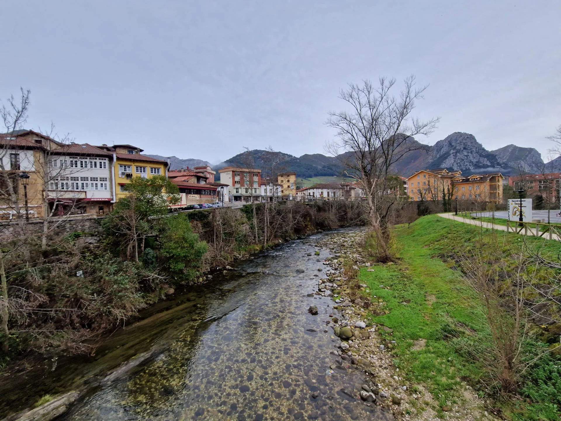 Ein Fluss und Häuser.