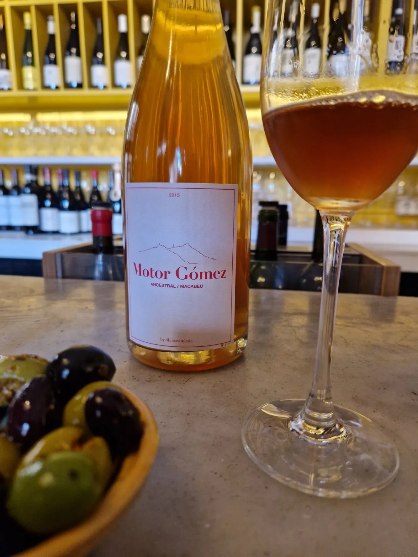 Eine Flasche PetNat aus Mallorca auf einem Tresen