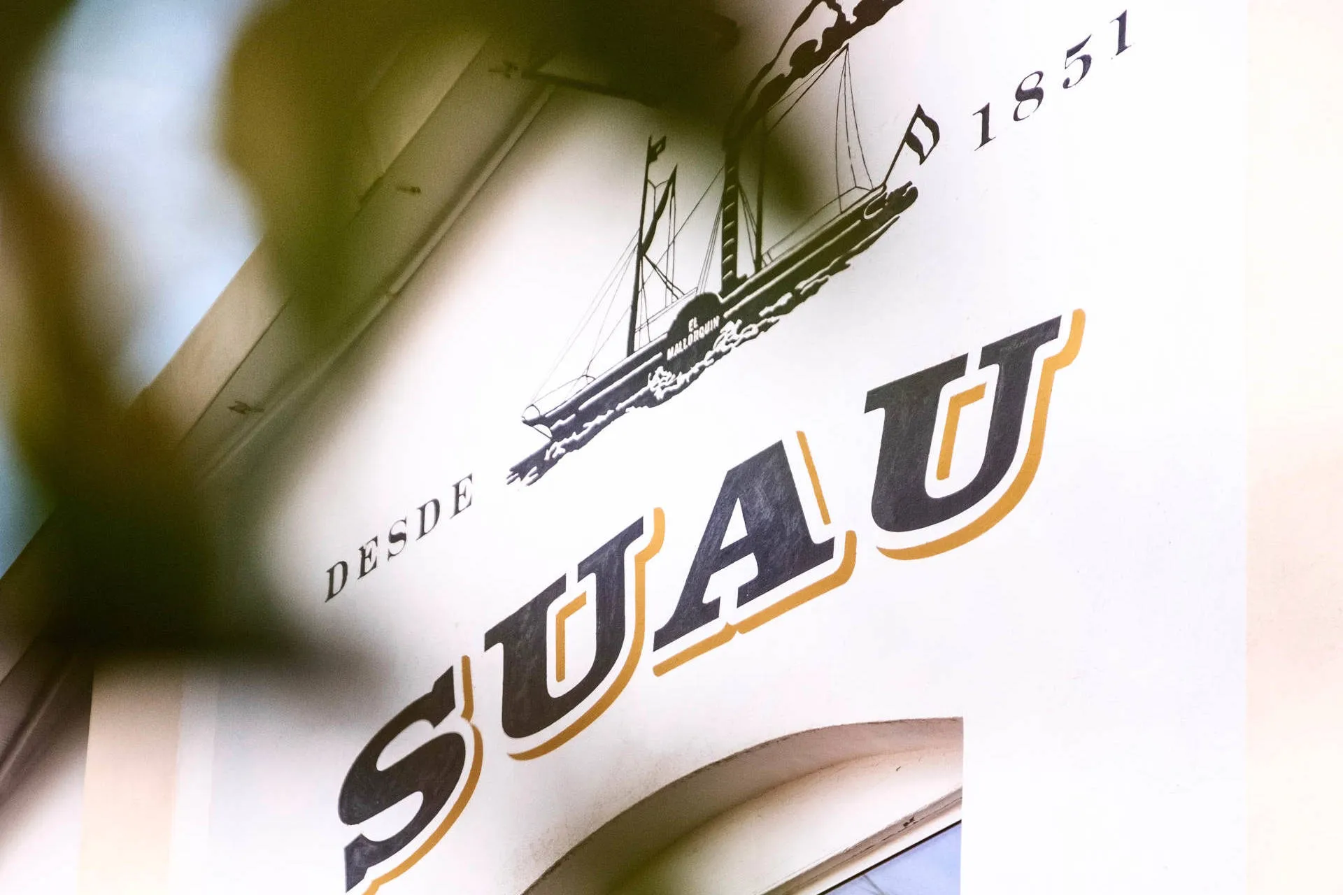 Bodegas Suau Schriftzug am Weinkeller