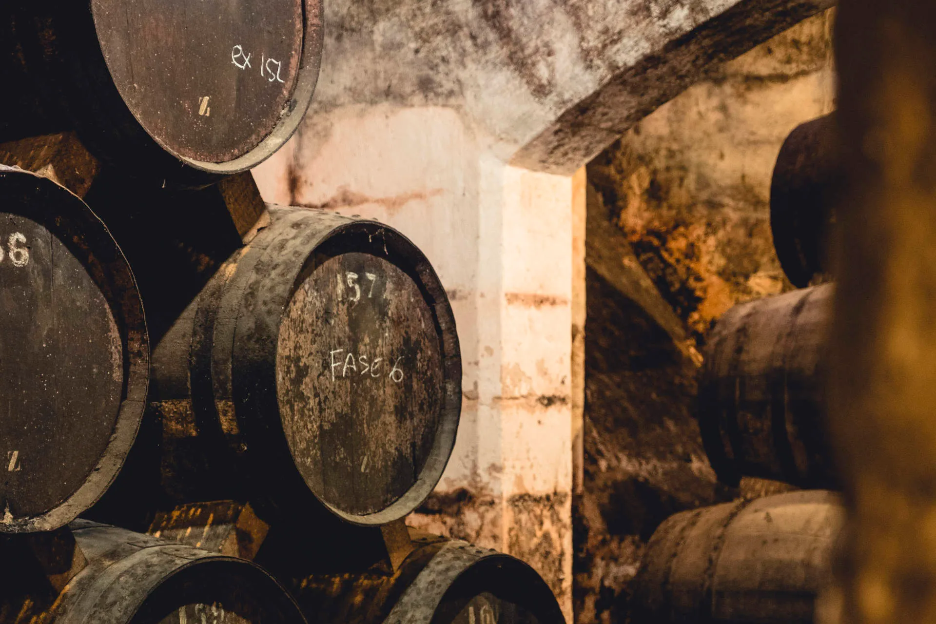 Gestapelte Weinfässer mit Brandy in einem Keller