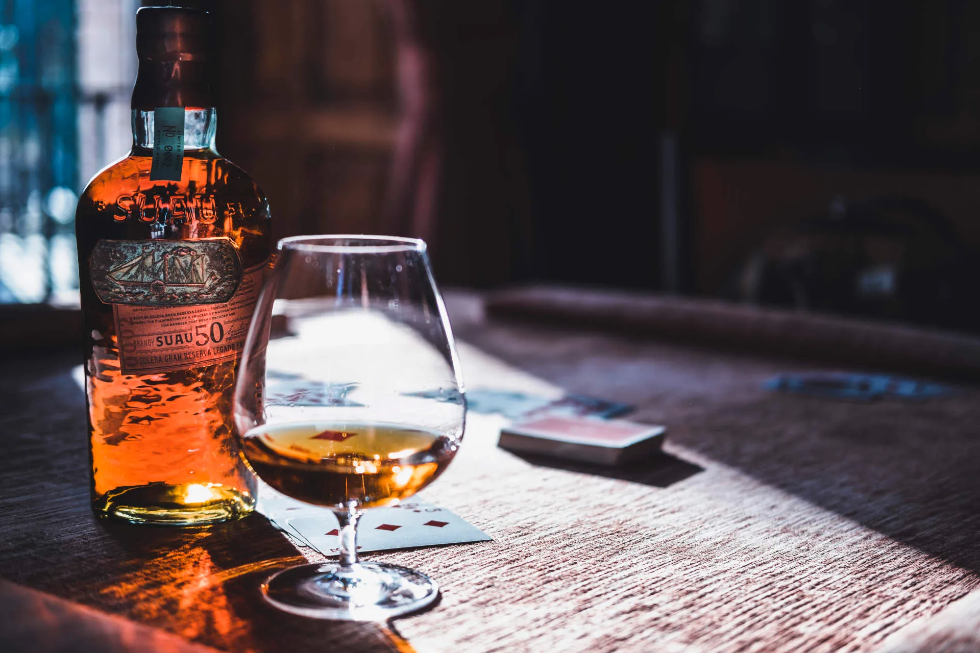 Eine Flasche Brandy mit einem halbvollen Glas