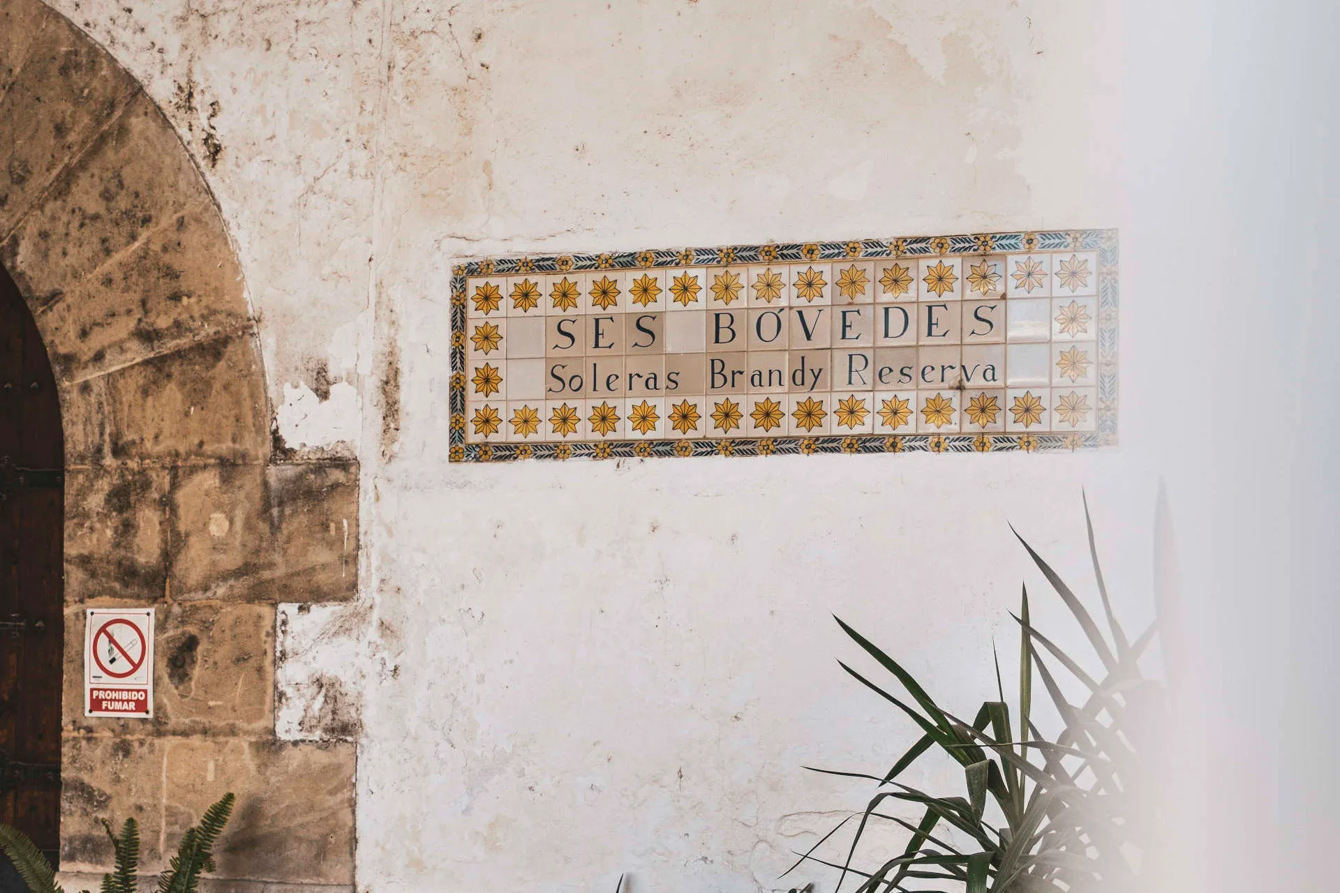 Schild am Eingang zum Weinkeller